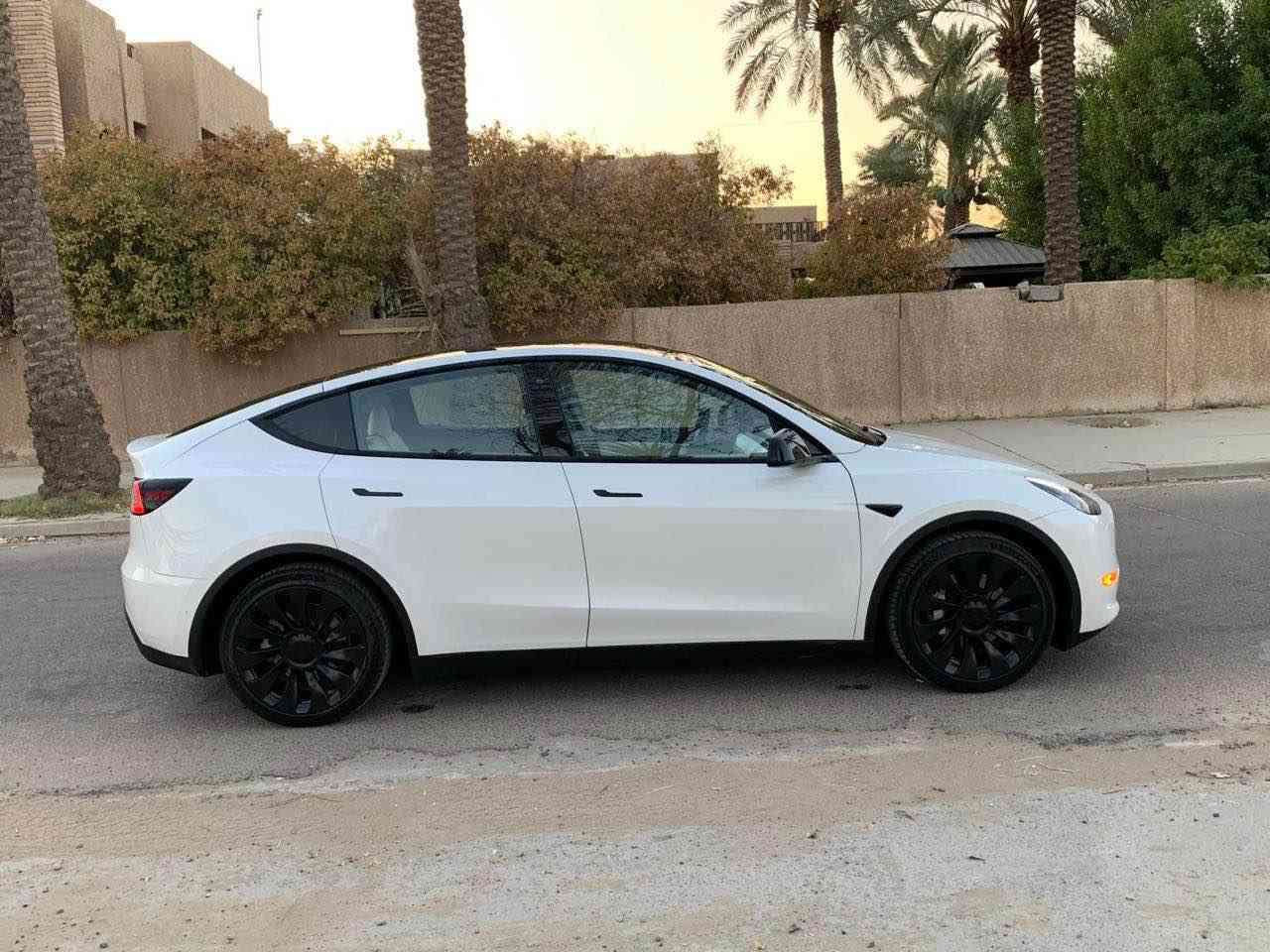 السلام عليكم بيع او مراوس حسب قناعه 
تيسلا y 2022 مواصفات Y دبل ماطور
السياره جديده جدا عدد المقاعد 5 راكب
اللون الخارجي ابيض  
الضرر : نص جاملغ صبغ اثر شخط بدون ضربه 
ماشيه 27 ألف الاضافات بطارية حجم 83k واط
تقطع بالشحنة 500/550 كيلو 
محرك كهربائي بقوة 440 حصان نظام دفع رباعي 4*4 
داخل ابيض سقف بانوراما زجاج شاشة كبيرة حجم 15 بوصة
كاميرا خلفية حساسات خلفية كاميرا امامية
حساسات اماميه كاميرا جانبيه 
كراسي كهرباء جلد كراسي كهرباء كراسي مدفية
رادار امامي رادار خلفي رادار جانبي
مانع تصادم محدد مسرب كاميرات عدد 8 
حساسات جانبيه مثبت سرعة
كاميرات محيطيه 360° 
تحكم بالسياره عن طريق الشاشة
نظام قيادة آلية Auto Pilot
عداد ديجيتال

• تشغيل تلقائي
• نظام قيادة ذاتية Full Self drive
• نظام (RCTA) للتنبيه عند الرجوع للخلف
• نظام (RSA) لكشف لافتات السرعه للطريق
• نظام (PSC) الرادار الذكي لمنع الاصطدام 
• نظام (LTA) لتحديد المسار على الطريق
• تشغيل عن بعد
• الدخول الذكي
• نظام ترفيهي كامل متكامل يحتوي على ( YouTube / WhatsApp / Tik Tok / Netflix)
• Wifi
• GPS
• MAPS
• Bluetooth
• AUX
• USB
• أوامر صوتية voice commands
• اضوية امامية LED
• اضوية خلفية LED
• كشافات ضباب LED
• إنارة امامية زنون Full LED
• إنارة امامية Auto 
• موري ديجيتال
• نظام محاكة ذاتي للسياره م الخارج
 . ويل 20

متواجد خاص او واتساب 
السعر 210 ومجال بغداد, العراق


**إذا كنت صاحب هذا الإعلان وتريد حذفه لأي سبب، رجاءا أرسل رسالة إلى الدعم الفني**