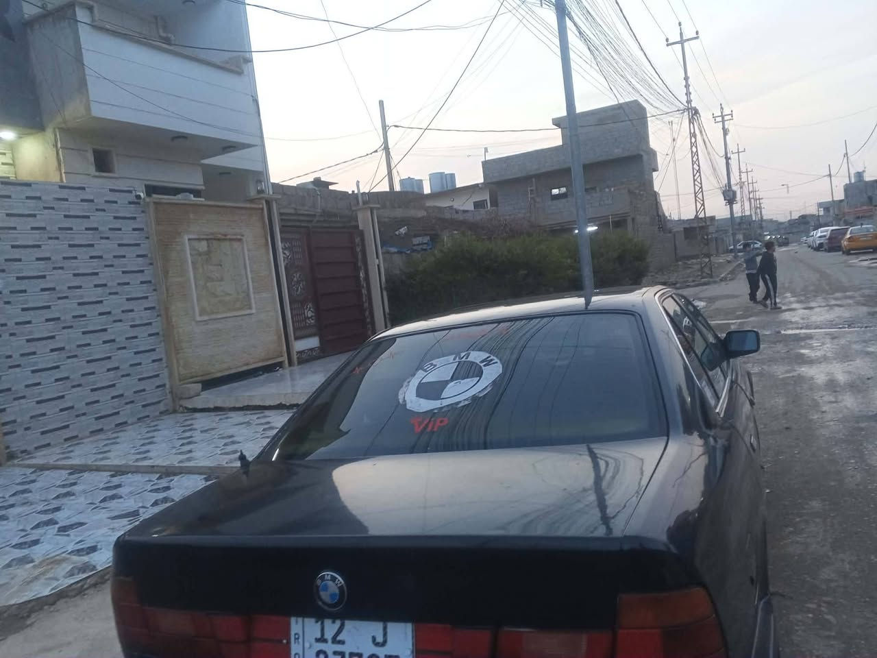 السلام عليكم بي ام للبيع ٥٣٥ محرك فل كير اوتوماتيك موديل ٩١ رقم نينوى مسطرة سنويا  ورقم وهزه جديد اربع جامات كهربائي جاملخ من جها سائق مبدل بدون صبغ وجامبلخ وره معجون فقط الباقي بدون صبغ الي حاب يتواصل خاص او اتصل على رقم ويا سعر ***********
