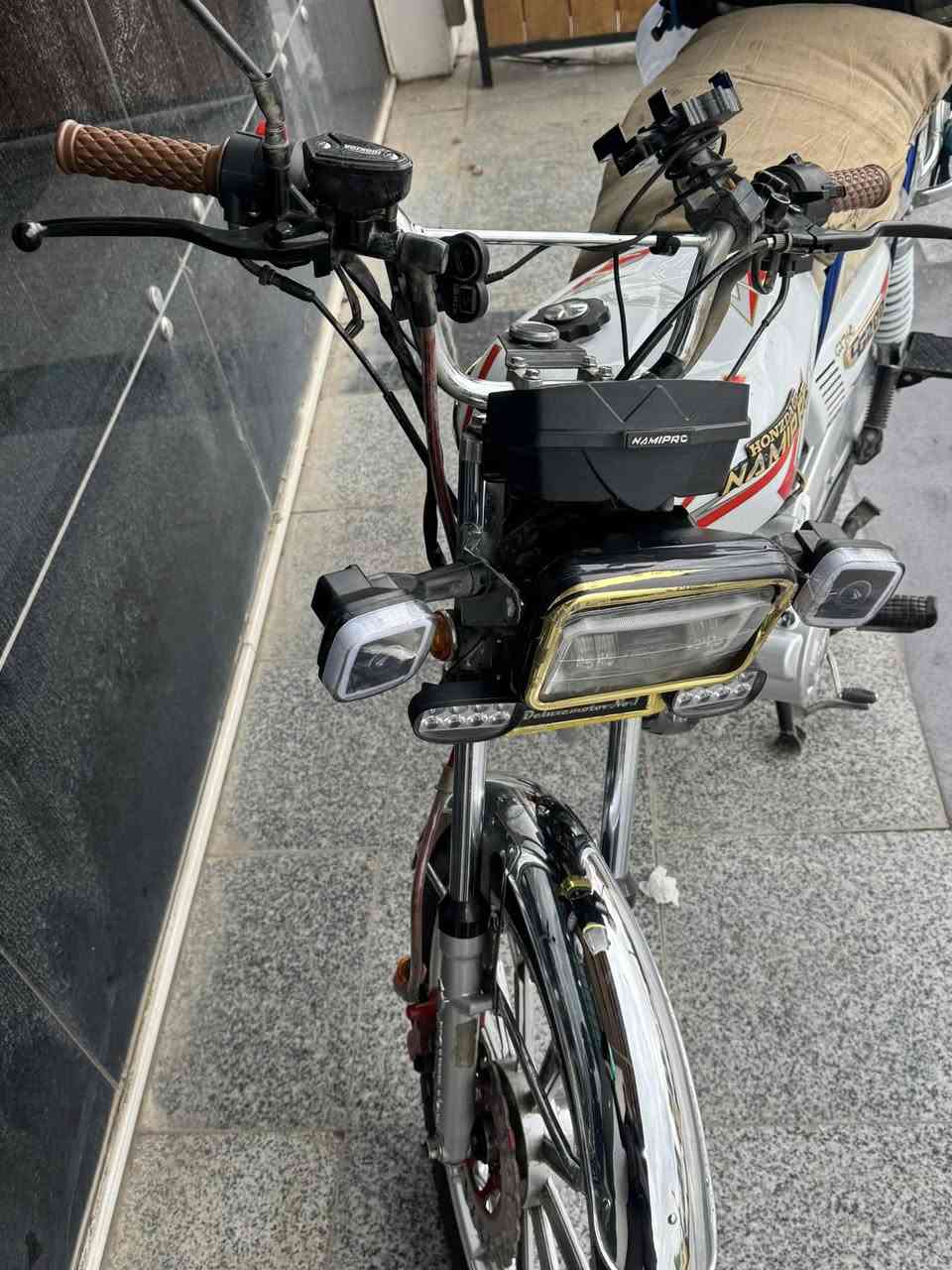 سلام عليكم اخوان
ماطور 5 كير نامي برو محرك 200 مستخدم شي قليل ماشي 1980 موديل 2025 لوك جديد ونضيف تعال شغل وامشي بس دهن وبانزين مكان كركوك طريق بغداد 
***********
وخليت وياه مقويه لايت رماش فووول 🔥
