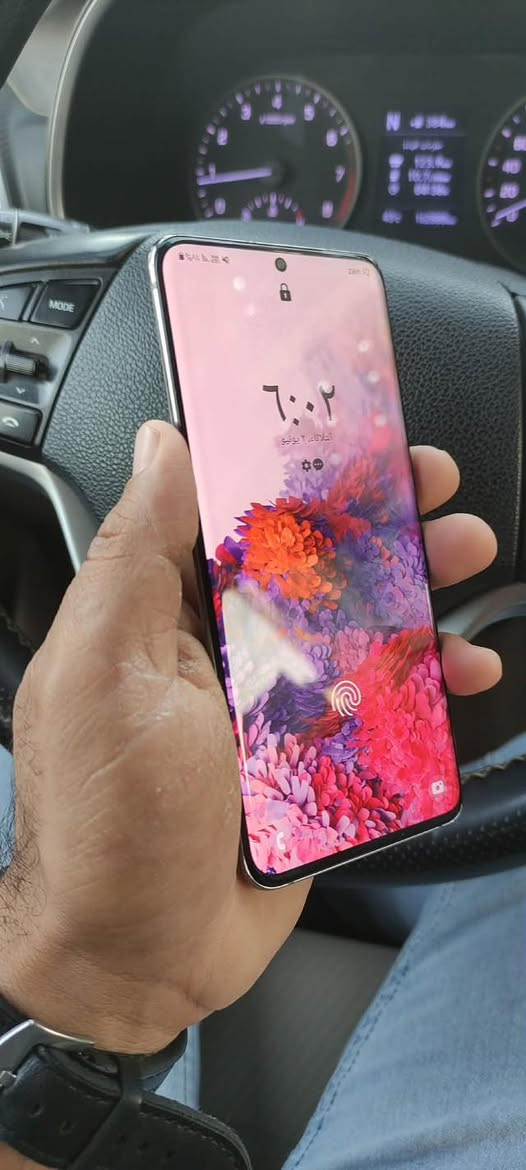 للبيع سامسونج s20 ذاكره 128 جهاز كله فول مكفول ما مفتوح شرق اوسط عربي بل كامل خطين كامرات فول دقه تصوير معروف وياه كفر اصلي شفاف فقط السعر 260 بي مجال للشراي رقم واتساب ***********
