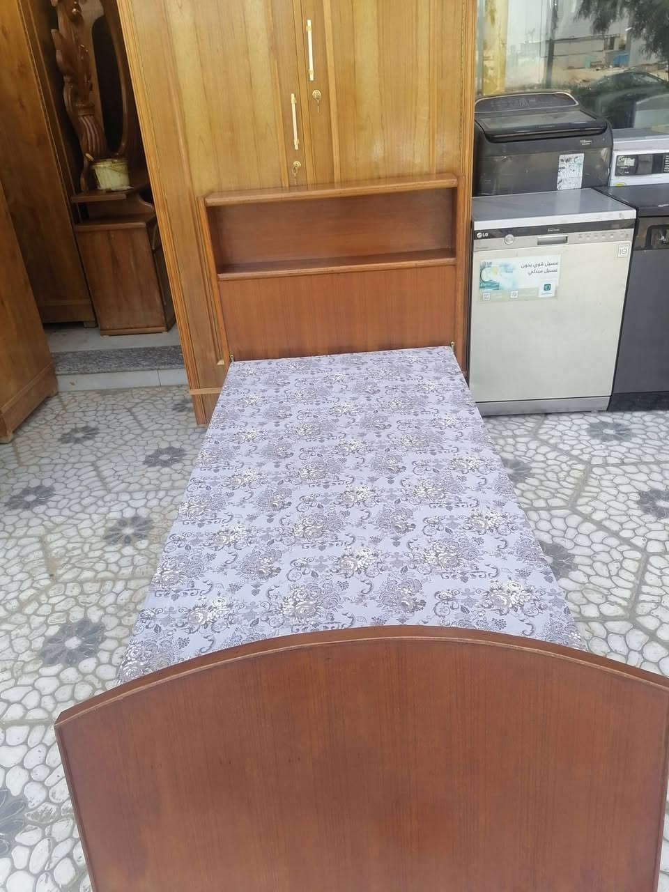 تخت نفر عدد 2 شغل توكمه معرض ابو حسن حي السكر مقابل ساحه غاز السكر ت *********** سعر خاص جدا 125
