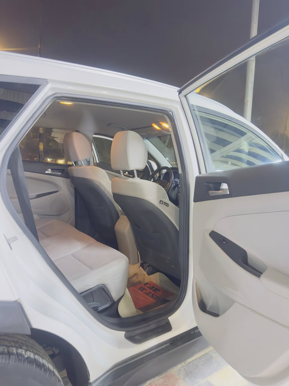 سلام عليكم 
توسان للبيع مديل 20
حادثه جملغات خلفيه فقط 
سعر ١٦٠ بيه مجال بسيط 
***********
