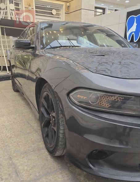 سلام عليكم 
جارجر rt سوبر تراك باك 2022
 محرك 5700 دفع خلفي
حادث جاملغ  امامي اليمنه وبنيد 
والجاملغ الخلفي اليمنه مصبوغ بالعراق يعني ٣ قطع

شاشه جبيره كاميره خلفيه
بصمه
تحكم سوبر تراك مود
وباقي المواصفات المعروفه مال جارجر
ولف حماوه وبلكات ريسنك
 اكزوز دبات سود مالsrt

شادلها بنيد مال هيل كات ودعاميه srt
ليدات اماميه اوركال متغير تحكم بالتطبيق 
منظومه مال عدسات  
 سقف روز رايز مضيئ تحكم بالتطبيق
بلكات ريسنك  +ولف حماوه ريسنك 82
ملاحظة : السياره بيها مكانات بارد متعدده 
  الكير والمحرك بلادي
السياره رقمها اربيل والسنويه بأسمي تحويل او وكاله
رايدها ب 195 ورقه 
مكان السياره بغداد حي الجامعه
***********
