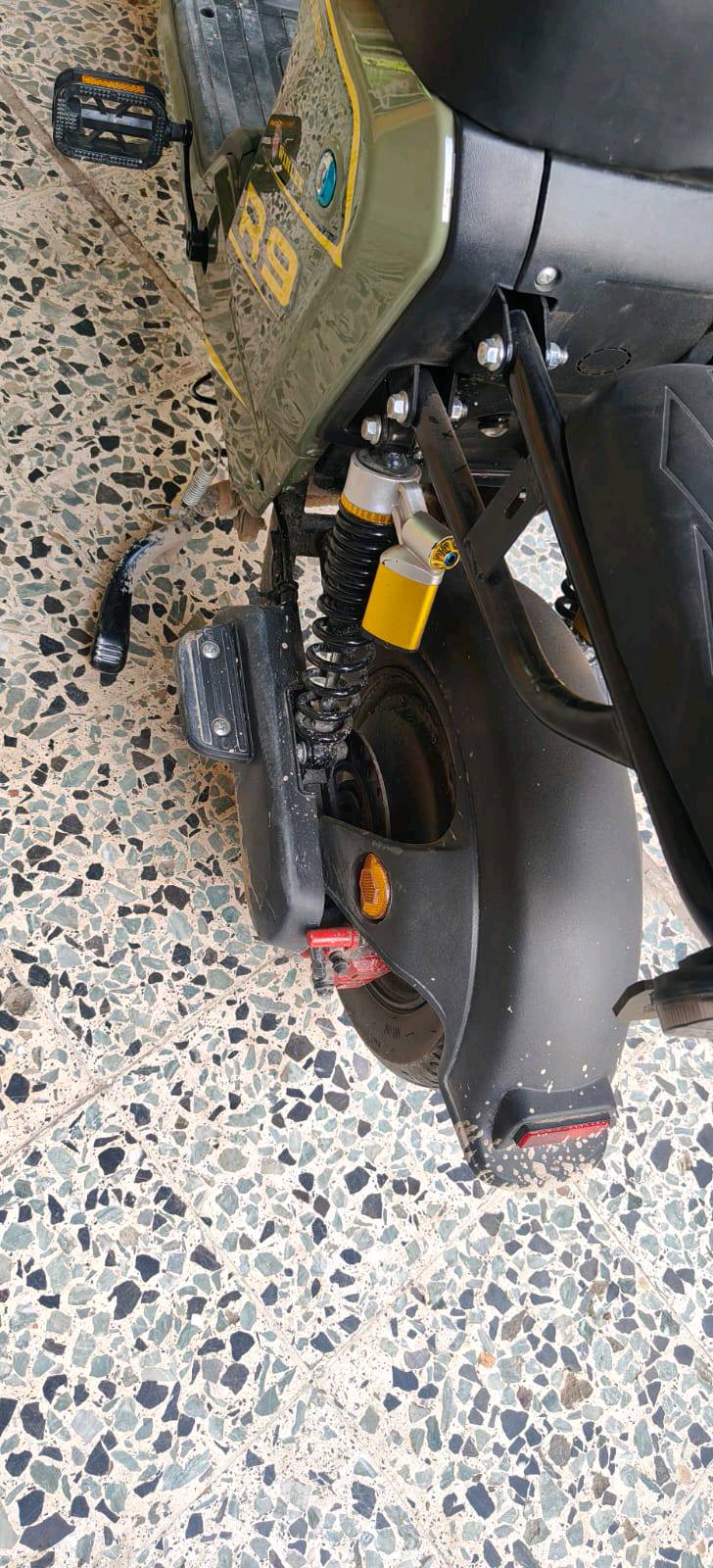 🎯 الفرصة لا تُعوَّض لمحبي السرعة والأداء!

مستخدمة شهرين 2 فقط لا تفوت الفرصة وشتريها سعر 550 الف دينار عراقي وبيها مجال ما تلكة نفساه لحك قبل لا تخلص الكمية لان قليلة بالوان عده اميزهن الاخضر الغامق وهاذا ليس السعر النهائي والاستفسار اتصال على هذا رقم او رسله رسال وسنرد عليك باسرع وقت ولا تضيع هاذه الفرصة امتلاك وحش لا يعوض في هذا السعره وهذا هو الرقم  *********** متواجدين على الوتساب و على الهاتف 

تعلن عن بيع دراجة ياماها R9 بحالة ممتازة وبمواصفات تخطف الأنفاس.
إذا كنت تبحث عن القوة، الأناقة، والثبات على الطريق، فهذه الدراجة هي خيارك الأمثل.

✨ أبرز المميزات:
✅ محرك سريع الاستجابة – أداء عالي يتكيف مع مختلف الظروف.
✅ تصميم رياضي حديث – يلفت الأنظار بخطوطه الحادة وألوانه الجذابة.
✅ نظام فرامل متطور – لأقصى درجات الأمان والثقة أثناء القيادة.
✅ خفيفة الوزن – تُتيح لك المناورة بسلاسة سواء في المدينة أو على الطرق السريعة.
✅ صيانة دورية منتظمة – محفوظة بدقة ومضمونة الأداء.

🚀 خيار مثالي لمحبي:

· السرعة والمرونة.
· التميز بين الدراجات النارية.
· الجمع بين المتعة والموثوقية.

📌 سعر منافس جداً (يُتفاوض بحدود معقولة للمشتري 550الف دينار عراقي وبيه مجال للطيبين الجاد).

📞 للجادين فقط – الاستفسار عبر الخاص. *********** على طريق واتساب و الهاتف

لا تفوت فرصة امتلاك وحش الطرق بمواصفات قمة وتكلفة معقولة! 🏍️⚡