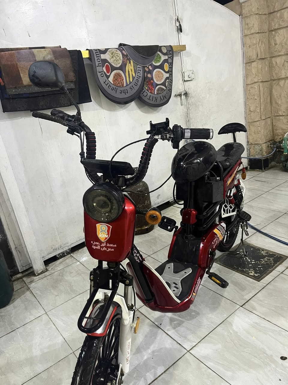 دراجه شحن مكفولة كامل كلشي شغال بيها كهرباء كامله جديدة كلش بيها نقوصات بسيطه بس يده مال بريك ومرايه وبلأضافة بيها سله بس مشادها سعرها 200 وبيها مجال استفسار *********** مكاني بعقوبة
