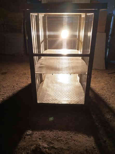 سلام عليكم اني حداد على باب الله افصل قفاصه هذا فصلته وراعيه ختلف عليه أهله ما رادو سبب المكان حجمه الرتفاع مترين ولواجه مترين ونزال متر  و10سانتيم الحديد مغلون ولسيم صيني كبس حراري مغلون ما يزنجر القفص طابقين كل طابق وبابه الكاعيه المنيوم فافون القفص متحرك بي تايرات انت تسوقه وين ما يعجبك ودي السكف سندويج سعره 700 وبي مجال للشراي مكاني بغداد الحريه رقم الهاتف *********** يوجد توصيل داخل الكرخ
