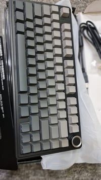 كمبيوتر • قابل تفاوض • للبيع