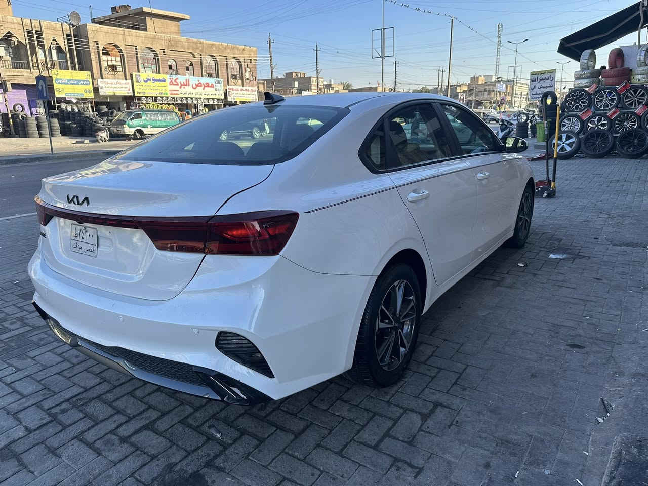 السلام عليكم 
للبيع فورتي 2023 دخول جديد (بدون رقم {فحص مؤقت} ) 
منفيست بأسمي 
*الموصفات 
 
محرك 2000 دوش 
‏‎كامره دوراه 📷
‏‎شاشه كبيره تدعم 
‏📲Android Auto/car play
‏‎خرائط Gps 📌
‏‎رادار امامي 🚷
‏‎سياقه ذاتيه /تحديد مسار 
‏‎اوتو بريك (توقف ذاتي عند الاقتراب ⚠️)
‏‎فول تحكمات ستيرن 
3 انظمة قياده 
‏Sport/Normal/Smart
‏‎كروز مثبت سرعه
‏‎ويل كب كروم 
‏‎حساس اطارات 
‏‎شاشة ظبط واعطال بل دشبول 
‏‎
3منافذ 
‏Usp/ Aux/ 12v
دسك/ مانع انزلاق/Abs
‏‎السياره جديده وجاهزه بدون نواقص👉👉👉
 حادثها (بارد بل بنيد وبل جنطه بيهه صبغ بس مكان الرقم الي بل جنطه بدون ايرباك بدون صبغ بدون فتح اي قطعه كلهه ليبل واحد   ) 👉👉👉
السيارة ماشيه ٢٧ الف 
اعيد واكرر بدون صبغ بدون فتح اي قطعه بدون ايرباك 👉
عنواني :بغداد حي العامل  
السعر 143 وبيهه مجال 
 
للاستفسار :***********
