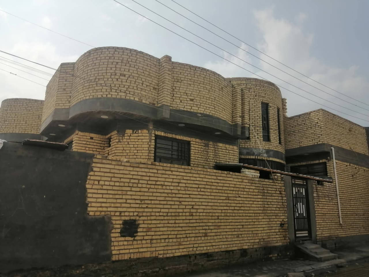 سلام عليكم بيت ركن للبيع مساحة 275متر  يفتح على حديقه بحي شرطه صوب الكبير مجاور أسواق الخليج   البيت مطلوب إسكان  بنيان حديث اتصالة***********
