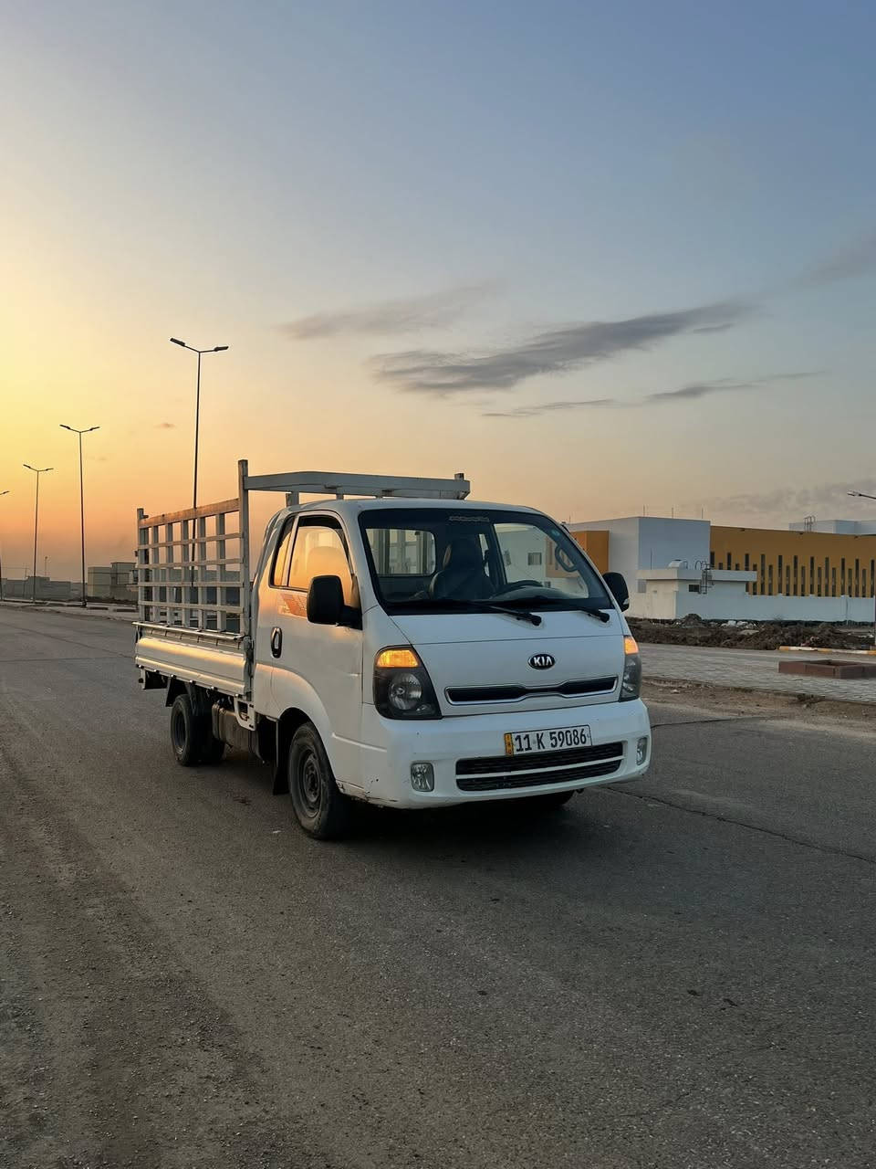 السلام عليكم كيا حمل  رقم بغداد جديد تحويل مباشر موديل 2017 كفاله سيارة بس بيها بارد باب الصدر موضح بالصورة واللغد هم السعر 117وبيه مجال قليل مكان سياره بغداد شارع فلسطين .   استفسار ***********///***********رجاءاً الموشراي لايتصل.
