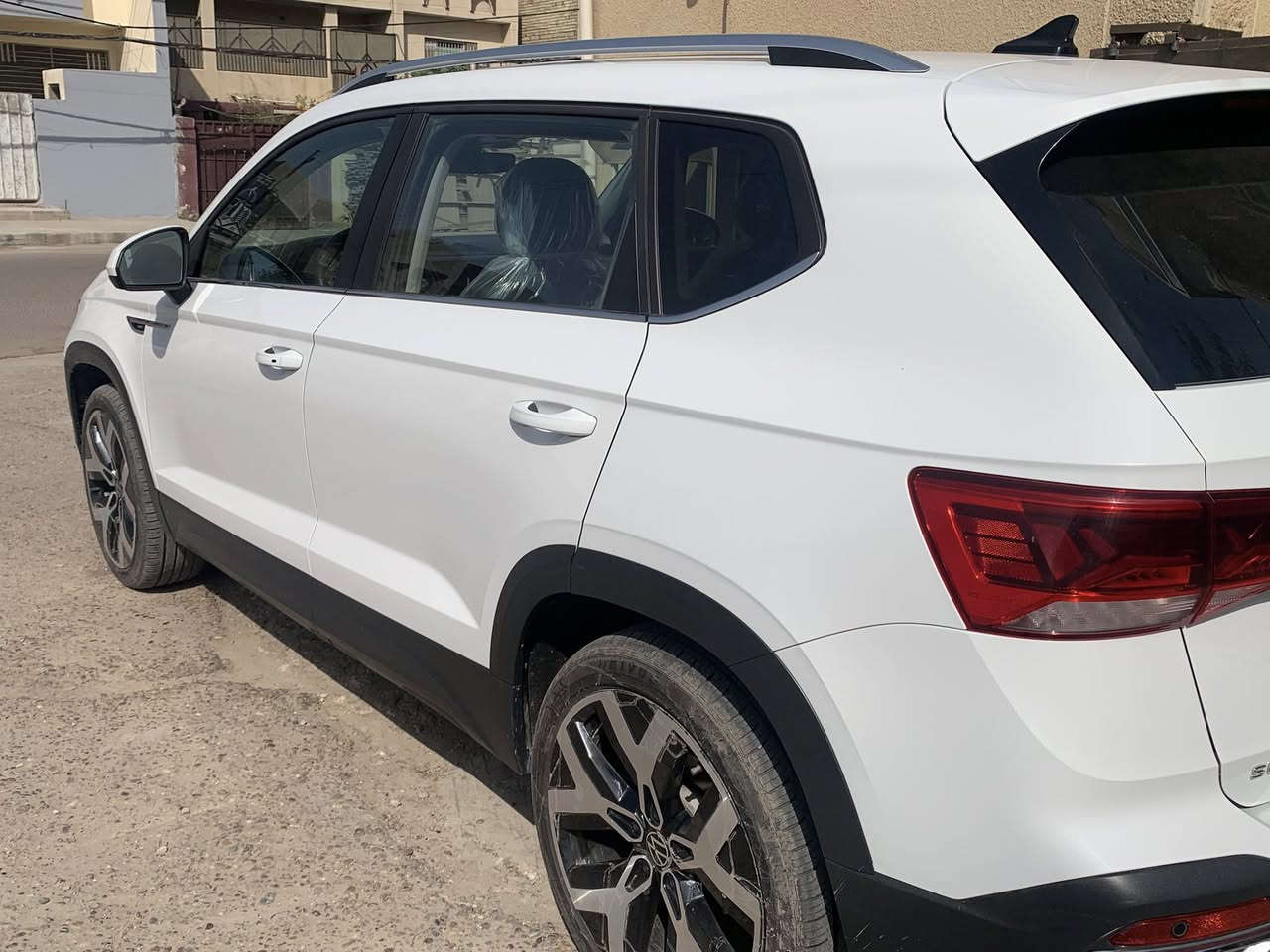 السلام عليكم
فولكس واغن تاوس 2023    SEL Plus 

اعلى فئه بل تاوس 

بصمتين 

بدون ايرباك حادثها جاملغ جهة السايق امامي وشويه من البنيد ماشية ٣٠ الف ميل 

سياره جاهزه وكامله من كلشي 

مكاني بغداد الجديده النعيريه 

*********** 

3VV2X7B27PM304771

وهذا رقم الشاصي مالتها
