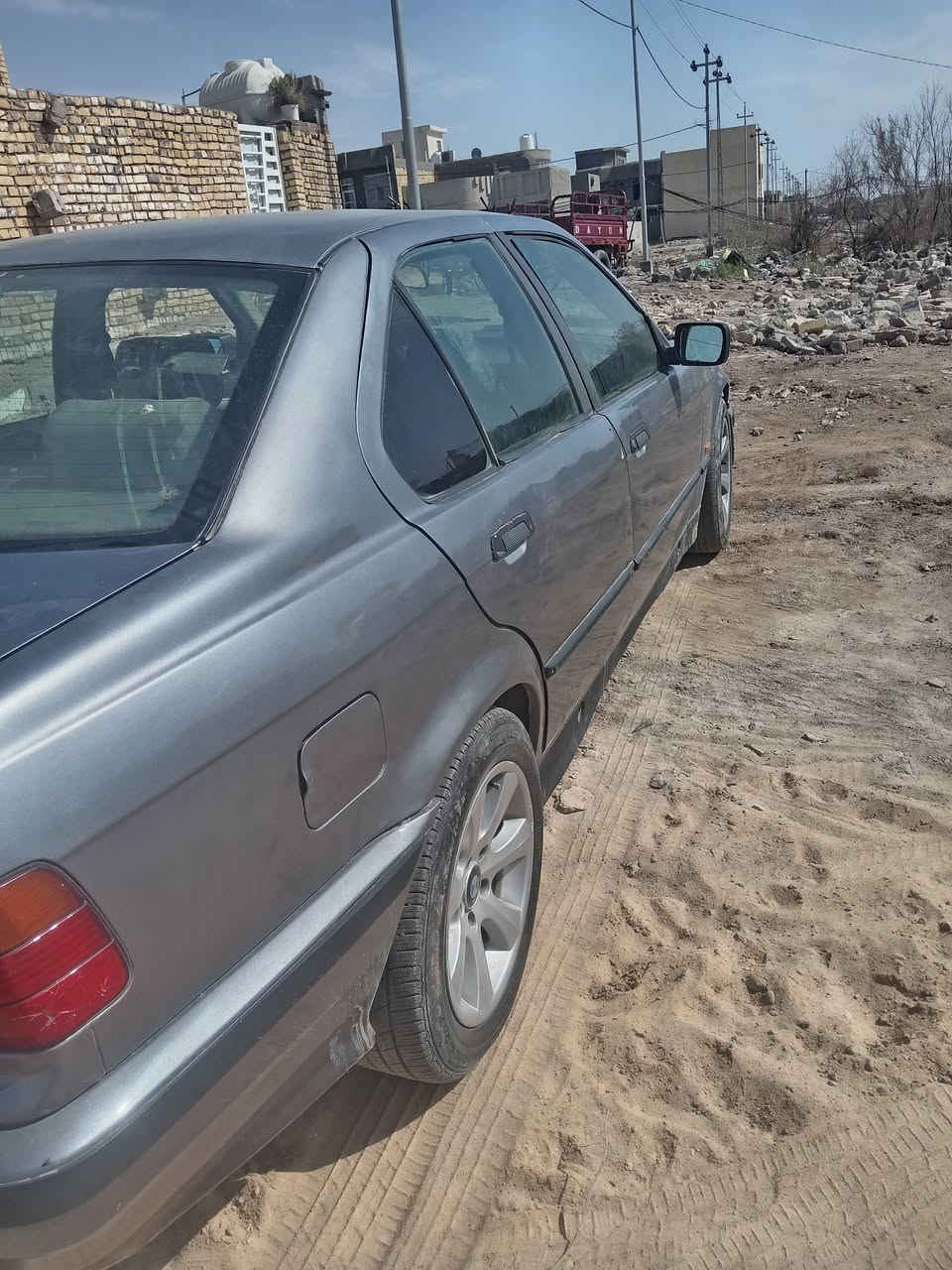 سلام عليكم سياره بي ام  للبيع 336 موديل 1993مكينه ونجي 6 صدر تعبان مكان واسط كوت شرط تحويل سعر 35                     ***********
