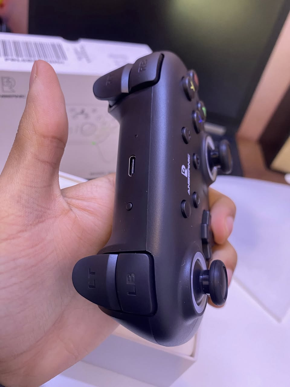 الأنالوج والتريگر
 • Analog Sticks: Hall Effect (مقاوم للدرفت)
 • Triggers (L2/R2): Hall Effect أيضاً
➡️ هذا النوع يعيش أطول وما يخرب بسرعة  
.
� الأزرار
 • Layout مثل Xbox
 • أزرار ABXY + D-Pad
 • أزرار خلفية:
 • 2 أزرار Macro
 • زر Turbo
➡️ تقدر تسوي حركات تلقائية أو ضغط سريع  
.
� الأداء (السرعة)
 • Wired: 1000Hz (سريع جداً)
 • 2.4G: 200Hz
 • Bluetooth: 180Hz
➡️ أفضل أداء يكون بالسلك  
.

⸻

🌈 الإضاءة
 • RGB حول الأنالوج
 • 16 مليون لون
 • عدة أوضاع:
 • ثابت
 • تنفس (breathing)
 • تغيير تلقائي

⸻

🎮 مميزات إضافية
 • 🔄 يدعم:
 • PC
 • Android
 • iPhone
 • Nintendo Switch
 • 📳 اهتزاز (Vibration مزدوج)
 • 🎯 جيروسكوب (Gyroscope) للحركة
 • 🔧 تحديثات سوفتوير
 • 🔁 تغيير ترتيب الأزرار (Xbox / Nintendo)

والسعر بس 15 الف توصيل متوفر جميع المحافظات 5 الف


**إذا كنت صاحب هذا الإعلان وتريد حذفه لأي سبب، رجاءا أرسل رسالة إلى الدعم الفني**