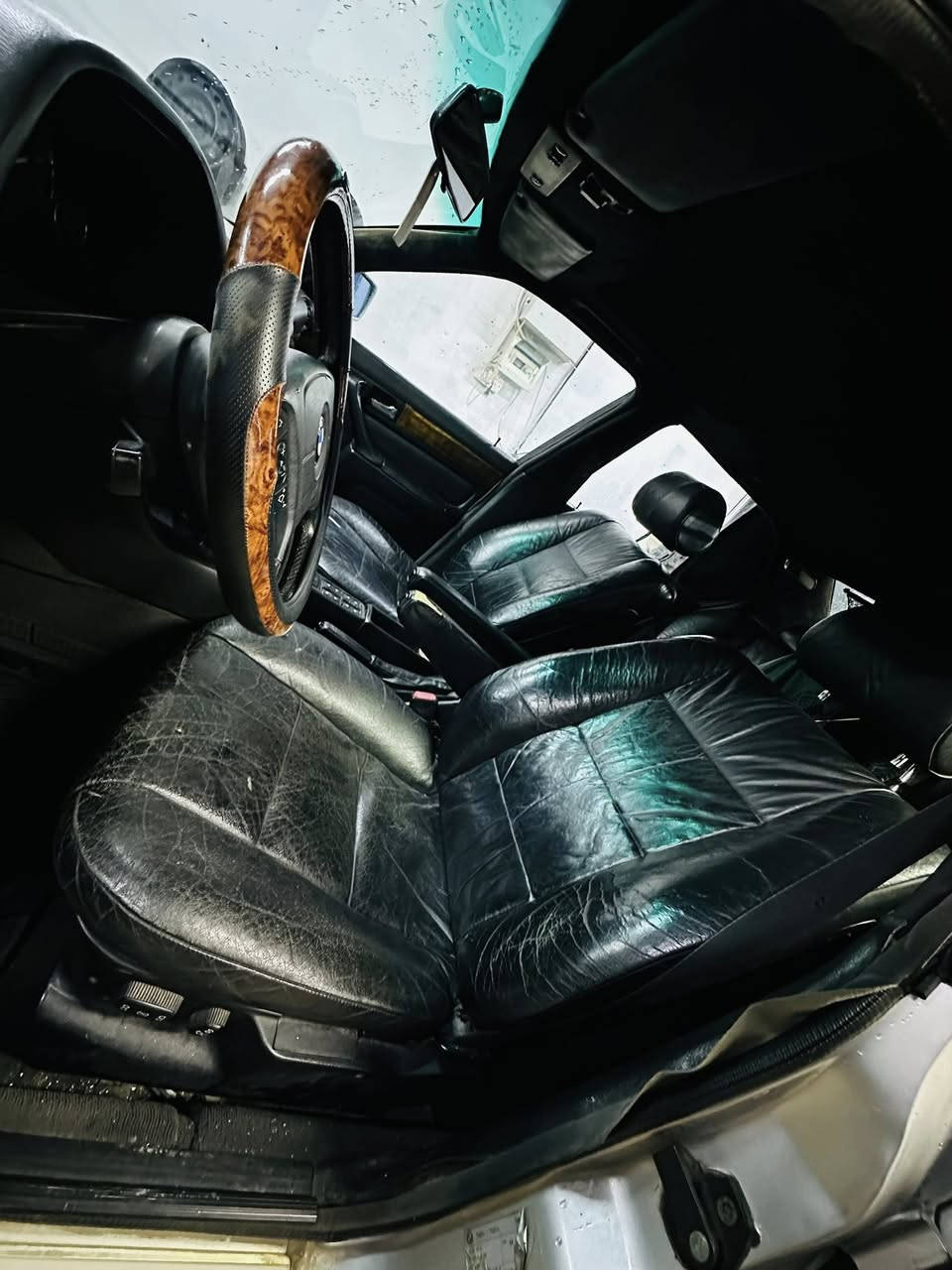 سلام عليكم
شباب كل عام وانتو بخير 
للبيع بي ام 740  اصل بليته سنويه 
سياره مديل 93
مكينه 8 سلندر شرط 
داخل اسود كشن جلد 
كهرب + تدفئه كدام ورا 
فتحت سقف 
دبل ايربك  دركه صقر   
وضعيات الكشنات كلها شغاله 
 خوان لكير بي طبه بل نمره لثانيه تسجب فيشة لتبيس يرجع طبيعي 
منضومة زينون عالي 
منضومة غاز  60 لتره 400 كيلو تمشي 

طخم ورا كدام شرط ايدامه كامله قبل العيد سويتها 
بانكة كهرب تبريد تدفئه شرط 
ويلكب شعاع اصلي تاير فوك لنص عمر 
كابون بانزين بيها تبادل تحويل ويا لسياره 

سياره بيها طخه بجاملغ ليسار. شرط بدون معجون ودواخل صندوق 

رقم نينوى باسمي  شرط التحويل 

خوان سعر 73  
رجاءً اقرا لمنشور زين وخابرني وبل خدمه 
*********** واتس اب 
*********** مفتوح خط اسيا
