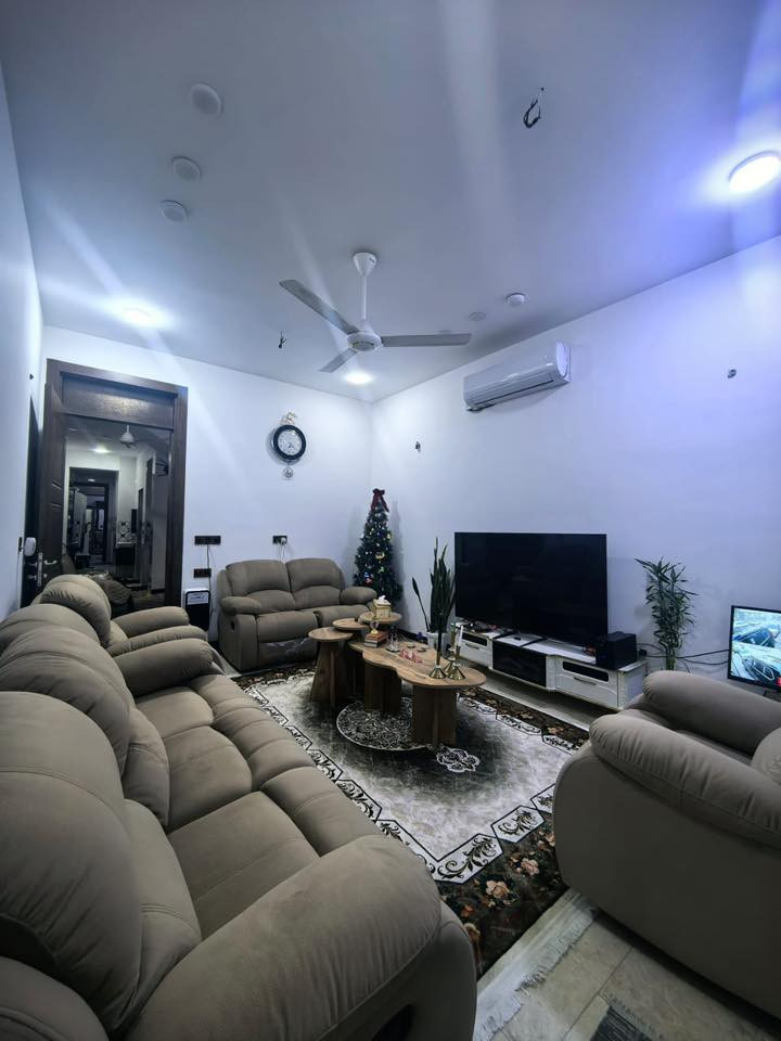 السلام عليكم بيت طابقين بحي الحسين 100 متر حديث درجه اولى 4غرف ومناور تثنين وسطحين امامي وخلفي وحمامين غربي الطابق الاول مرمر الطابق الثاني بورسلين متوفر بالبيت منظومه طاقه شمسيه متجدده تنطي عشره أمبيرات نهاري  إضافه إلى منظومه كامرات حديثه واضحه البيت كامل مابي اي نقص اريد اراوس بشقه بالمجمع لان متعودين على الشقق جنت بتركيا ساكن وبعدين بدهوك كله شقق المواوي مع مساحه من 190 وفوك هاتف ***********
