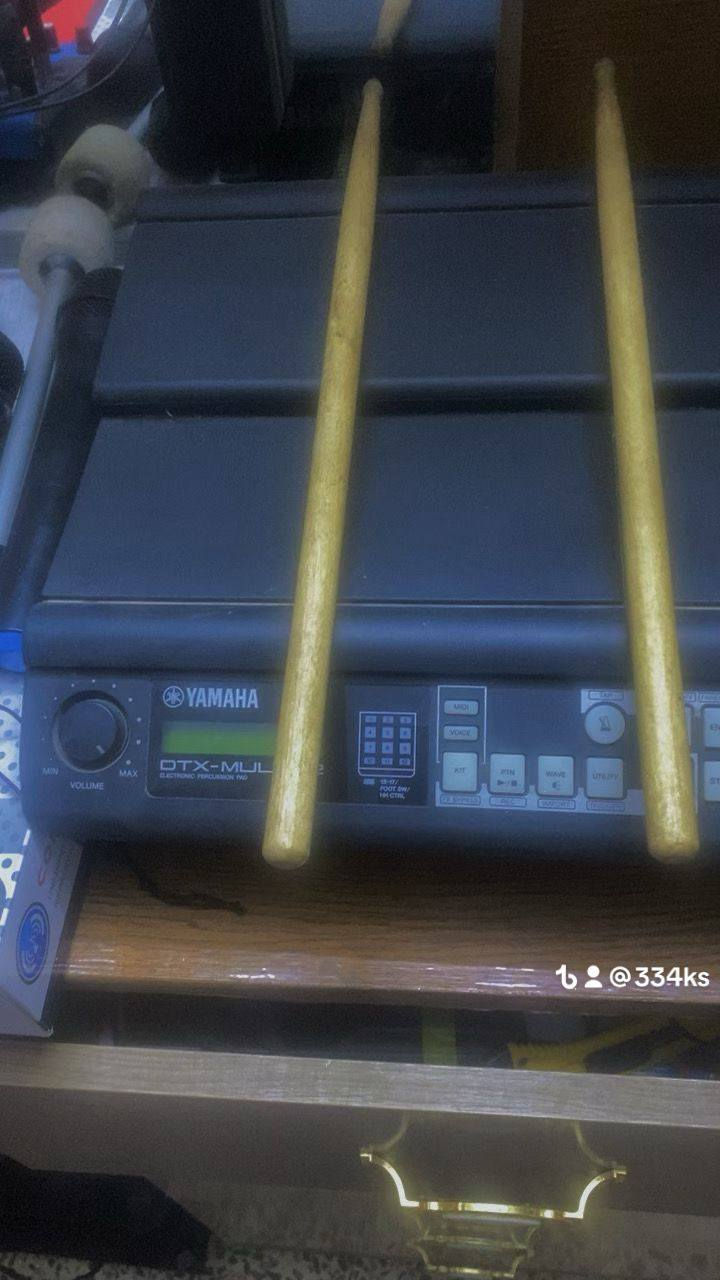 خشبه ايقاع الكترونيه للموسيقى
استخدام من فتره قصيره 
منزل بيها هواي ايقاعات وموسيقى 
جاهزه من كلشي للبيع 
السعر حسب الاتفاق للاستفسار
***********
