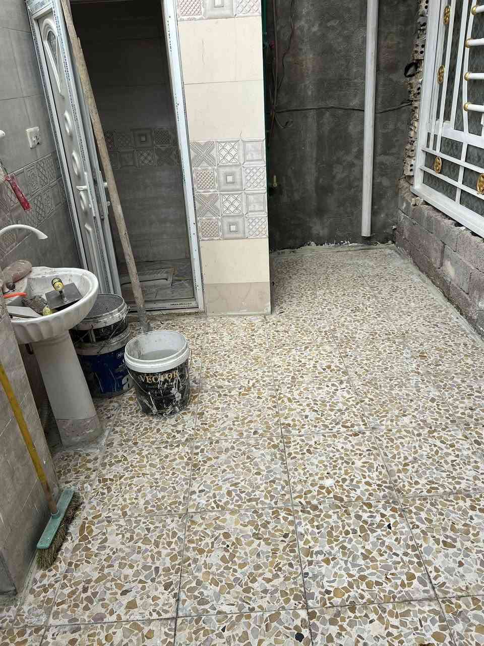 الطابق الاول :- استقبال حولي كبير غرفة نوم منور وصحيات داخلية وخارجية

الطابق الثاني :- غرفة نوم وصحيات وسطح 

كل الخدمات كاملة ماء-كهرباء-مجاري-تبليط 

عنوان البيت ::::—نهاية اربع شوارع خلف مول كرارة شارع مخبز المجتبى وكبة الحمراني 

شارع ١٣ 

السعر 75 

واتساب او اتصال 

***********
