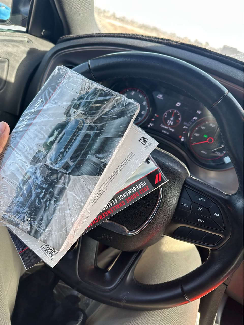 سلام عليكم ورحمه الله وبركاته جارجر GT لون مميز موديل 2023 أصلل سياره منفيس فحص موقت تترقم جميع محافظات سياره جديده لوك  ماشيه 21 وموصفات الجيتي معروفه نضام سبورت سوبر تراك باك كامره دوراه شاشه جبيره كشن حضن اهوي بيها موصفات سياره حادثه بنيد وجاملق يعني مبدل بيها قطعتين فقط وجاملق لمقابيل بي بارد 
سعرهه 220 بدون عمله قفل 🔒 
*********** القرنة, البصرة
