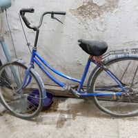 باسيكل بناتي ازرك للبيع بي عطل بسيط بي التاير الوره يرادله تعديل لمن ي...