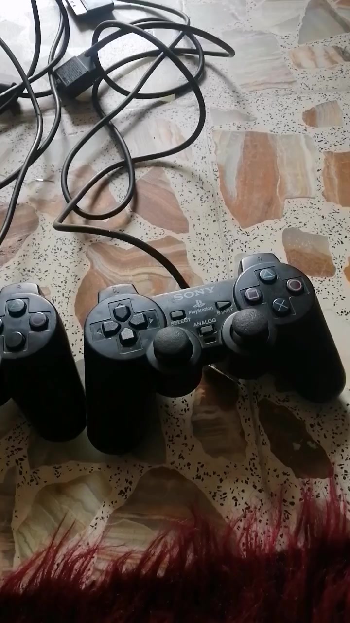 السلام عليكم عندي اثنين بلي تو نضيفات وعل الفحص السعر ٥٠قفل العنوان الشماعيه رقم الجوال ***********
