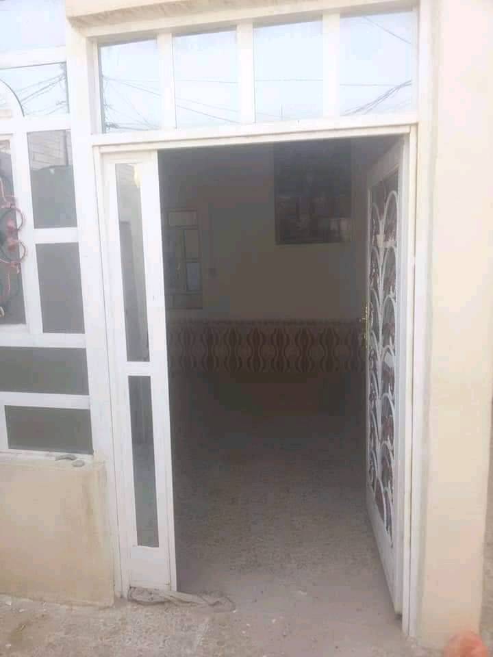 اللهم صلي على محمد وآل محمد

بيت للبيع مساحة ١٠٠م بالبراكيه قرب مدرسة الشهيد علي الرماحي وتنزل بالجري مسافه ٥٠٠ م
يحتوي البيت على غرفه وصاله واستقبال ومطبخ وصحيات داخليه وخارجيه ومنور عدد٢ بناء اساس صب كونكريت السقف عكاده شغل مرتب بناء جناي تغليف سقوف ثانويه الارضيه كاشي كهربا ء ماي دفن مدارس قريبه كافه الخدمات متوفره مستشفيات ومدارس أسواق قريبه العنوان الكوفه البراكيه

ما هي مساحة البيت بالمتر المربع؟: 
100متر 
كم عدد الغرف والحمامات في البيت؟: 
غرف ١ حمامات ٢
هل يوجد كراج أو حديقة؟: 
حديقه خارجيه
ما هو السعر المطلوب للبيت؟: 
١٨ مليون وبي مجال 
ما هو العنوان أو المنطقة المحددة في العراق؟: 
الكوفه البراكيه قرب مدرسة الشهيد علي الرماحي وتنزل بالجري مسافه ٥٠٠ م 