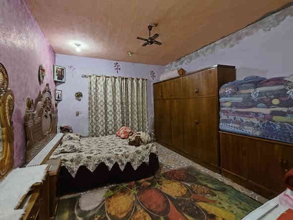 السلام عليكم بيت للبيع واسط حي الحكيم شارع اسواق البركه المساحه 450 يحتوي على غرفتين نوم وصاله واستقبال ومطبخ وصحيات وطرمه بناء بلوك شارع تبليط مجاري خدمات كامله من مجاري وماء وكهرباءبيه محلات اثنين على نفس الشارع موفرعي مرقم من قبل البلديه سعر 75وبي مجال المراجعه دلاليه السيد حيدر***********
