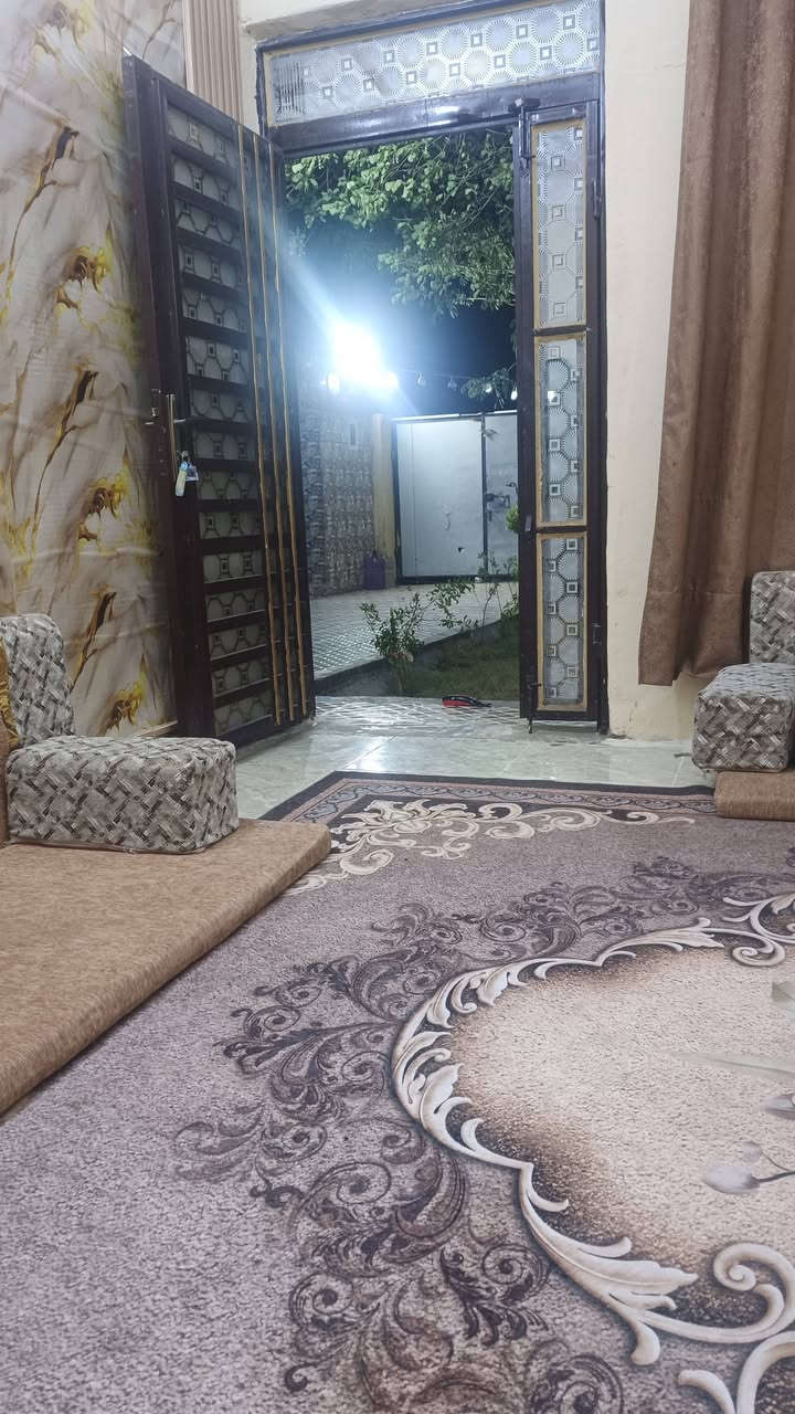 السلام عليكم بيت منطقه  حي الظباط يم قسم البلدي حي سعيد للبيع مساحه 450 ////5 غرف نوم 💤 البيت لاول الكيلودر مساحه 10 /4 ونص وللصاله 9/4 نزار 30 واجهه 16 بيت عباره عن بيتين  اربع غرف وصالتين حجم جبير  متر البيت الثاني كليدور 5/4  الثانيه الصاله 5/8 متر  هول  الثاني 5 /4 بمطابخ سيراميك. درجه منتازه  عدد اثنين حدائق اثنين مساحه 100 صحيات عدد اثنين خارجيات  وصحيات عداد واحد داخل البيت عبار عن ///صب طابوك /ا//1لسعر على الخاص رقم الهاتف ***********
