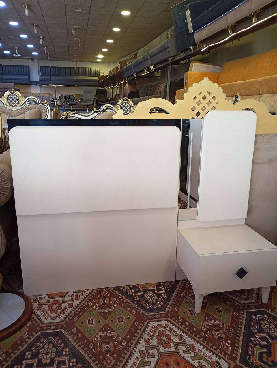 غرف شبابي دبل سرير 
جديدة.  شد ونقل مجاني 
سعر 550هي شد ونقل 
***********
