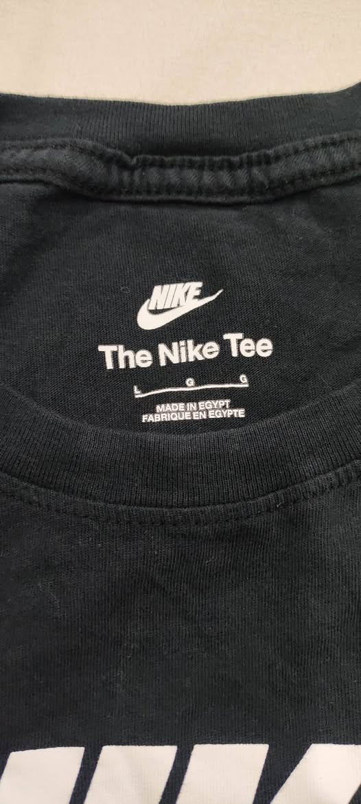 NIKE ✅✅ 
باله اوريجنال 💯💯 
النظافة 💯💯    
L القياس 
55cm عرض الصدر 
72cm الطول 
يتوفر توصيل لجميع محافظات العراق 🚙


**إذا كنت صاحب هذا الإعلان وتريد حذفه لأي سبب، رجاءا أرسل رسالة إلى الدعم الفني**