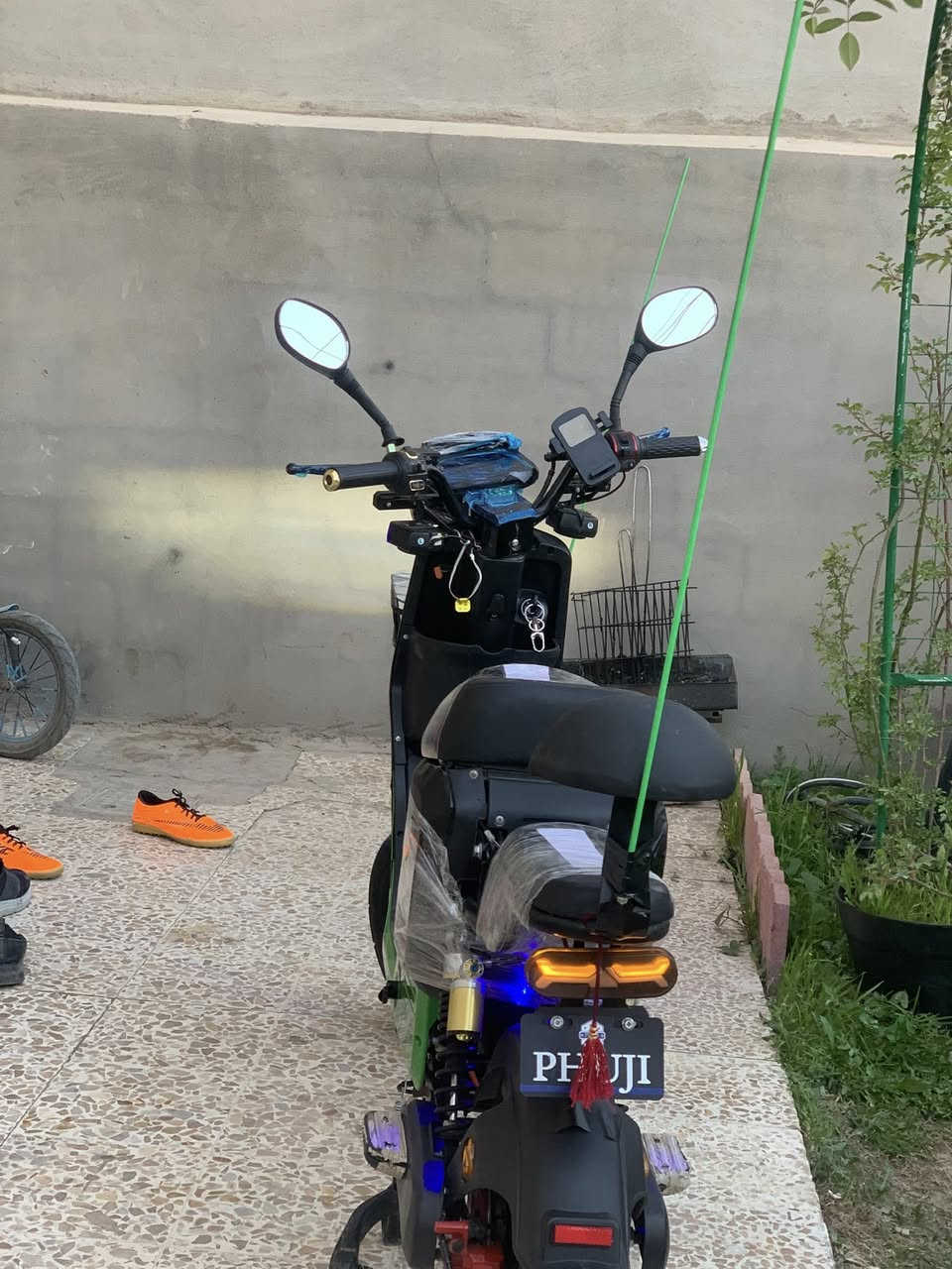 السلام عليكم دراجه شحن للبيع   فول موصفات ست بطاريات دبل صرف شحن تنسا كامله مكمله مابيه اي نقص 
بلوتوث دبل إشاره لايت عالي ناصي 
موطور جديد مابي نقص سرعه 109 
نضام بك رجوع للخلف 
السعر 600وبي مجال 
بطاريات شرط تنسه الشحن الرقم 
*********** وتساب فقط
