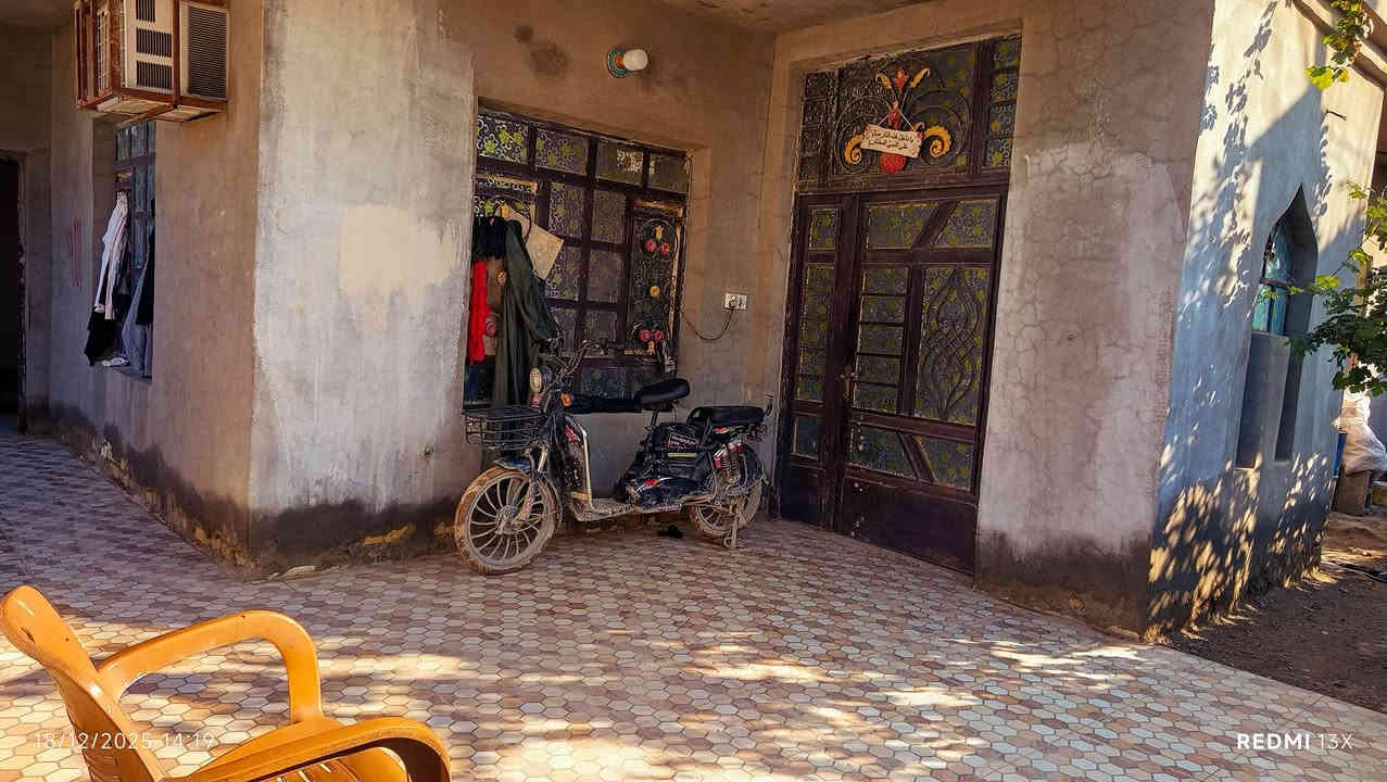 دار للبيع بعقوبة كاطون الرازي خلف المشروع قرب مدرسه التربيه مساحه 300م طابو صرف للاستفسار ***********
