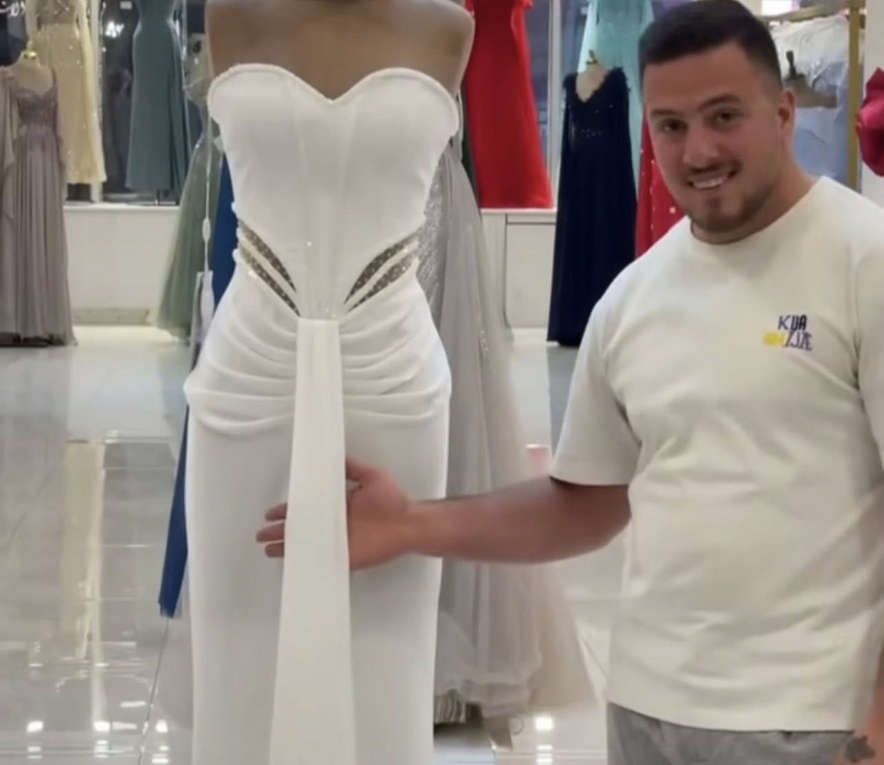 سلام عليكم عدي هذا اشتريته بخطوبتي لبسته على كد صور قياس ٤٤ اخذته ب٢٥٠ اريده ب٨٠


**إذا كنت صاحب هذا الإعلان وتريد حذفه لأي سبب، رجاءا أرسل رسالة إلى الدعم الفني**