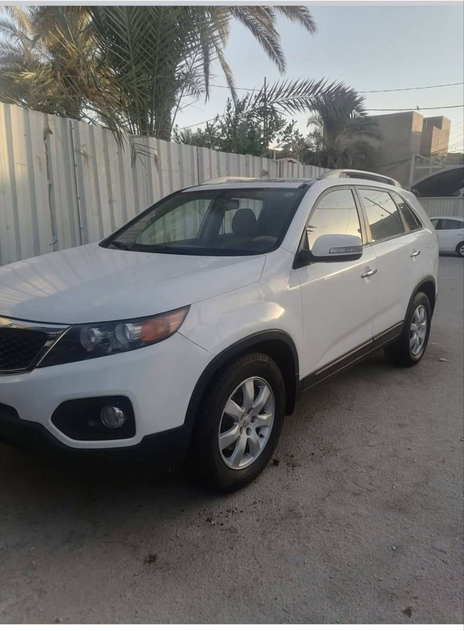 السلام عليكم
سورينتو موديل2012 فول مواصفات بدون صبغ ما عدا الباب خلف السائق به صبغ قليل موضح في السونار 
محرك (2400) 4 سلندر 

مواصفات:
مقاعد مخمل 
قطعتين  تبريد 
سويج 
شاشة 
كامرة خلفية
حساسات  خلفي 
بانوراما 
مراية وسطية تعتيم 
مرايات جانبية شفط 
تبريد منفصل
7 مقاعد 
السعر 🟥: 148$و بيها مجال بسيط
الموقع📍: النجف الأشرف 
اتصال 📞: *********** 
                :***********
