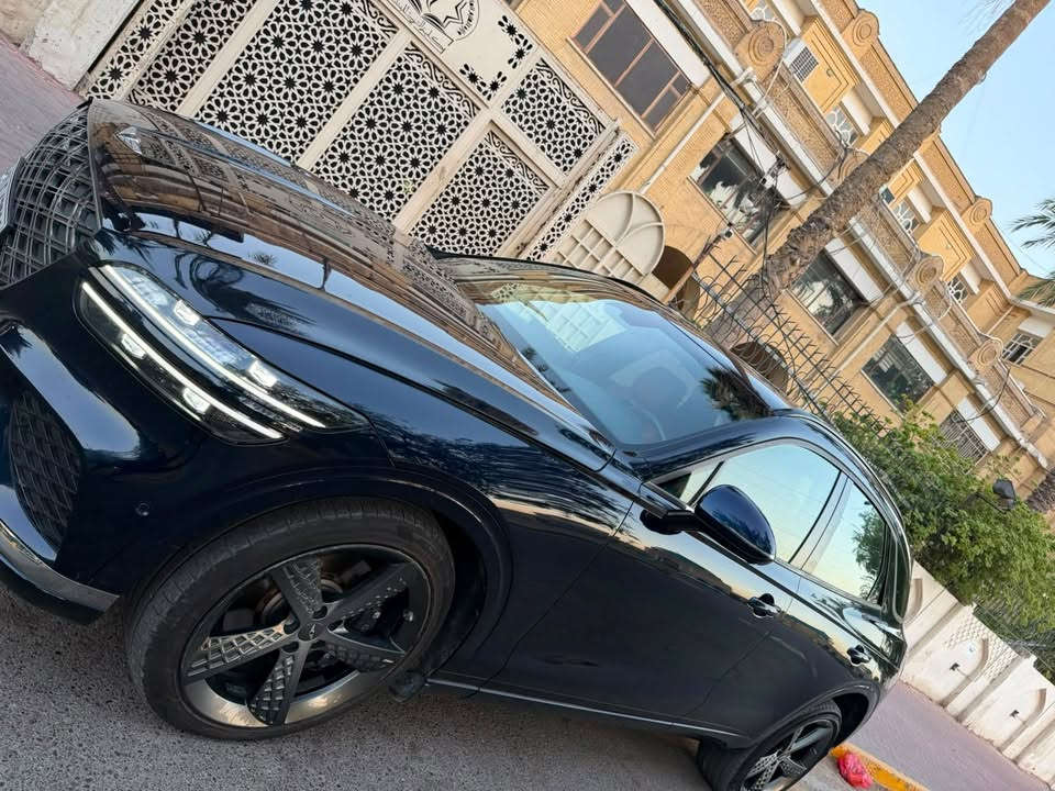 السلام عليكم.                         هونداي جنسز  2023
GV70 برستيج اعلى فئة 
ماشيه 56كيلو متر فقط
مكينه 2500
تتميز فئه البرستيج ب اعله موصفات والرفاهيه 
مقاعد جلد نابا مع تتفئه وتبريد 
تحكم كهربائي كامل المقاعد 
الكاميرات محيطيه 360درجه
رادارات امامي خلفي تلقائي الحماية من التصادم
نظام فرملة الطوارئ الذاتية عند الطوارئ
ونظام مراقبة النقطة العمياء في المرايا 
مع عرض الكاميرا في لوحة المسار
ميزة ركن السيارة والتحكم بها والتقديم والتأخير 
عن بعد باستخدام ريموت السيارة الذكي.
النظام الصوتي: نظام عالي النقاوة من شركة Lexicon 
مكون من 16 مكبر صوت لتجربة صوتية محيطية. 
سياره بيه موصفات هواي ما ذكرته 
فتحة سقف بنورما
  صندوق ذكي عند لاقتراب 
خازن ميموري 
نضام ترحيب عند الاقتراب 
عدادات ثيم متغير حسب وضعيت القياده 
انضمه قياده متعدده 
لايت تفاعلي 
اوتو بارك 
شفتات بل مقود 
الحادث جاملغ خلفي والباب
البنيد  مبدل اثر شخوط  سونار موجود وياها وصور الحادث
عنوان سياره بغداد الاعظميه
السعر...25.000$ مجال بسيط 
 ***********
