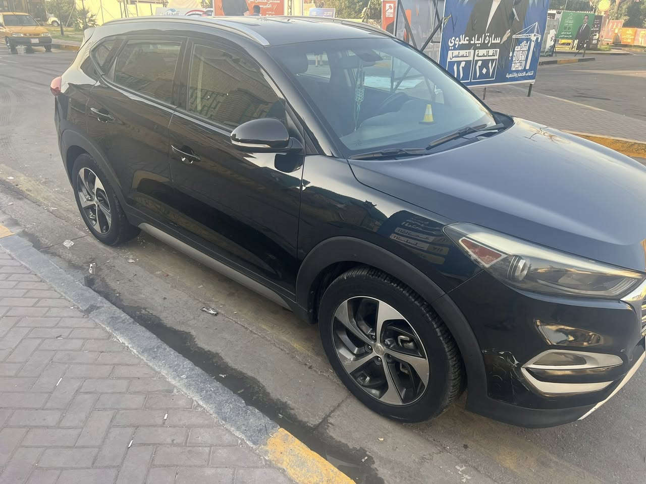 السلام عليكم توسان (مراوس) 
موديل 2017 امريكي 
حادث جاملغ وبنيد فقط 
سياره كامله مابيه نقص 
سعره (145)$
عنوان بغداد رقم ***********
