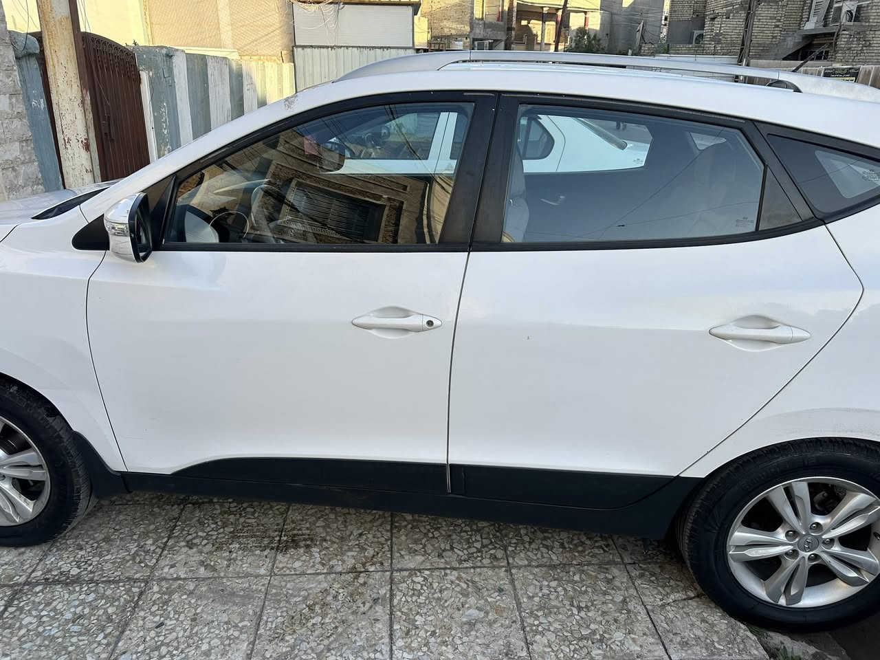 السلام عليكم
توسان خليجي للبيع مديل 2013  رقم بغداد جديد سنوية 35 باسمي تحويل ثاني يوم 
بيها نص باب بصف السائق والجاملغ الايمن بارد بدون صبغ وبعض الملاحظات صدر جديد  ماشية ١٨٠ الف 
السعر 133 وبيهة مجال 
مكان السيارة بغداد 
***********
