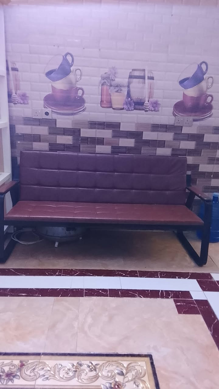 السلام عليكم ميز مكتبي يفيد أهل المكاتب العقاريه وياه مقاعد جلديه ٣ سعرهم ٢٦٠ رقم الهاتف ***********
