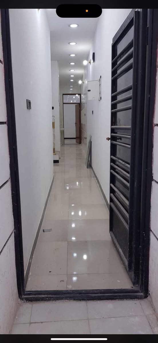 السلام عليكم دار للبيع قرب القوس منطقةاسوار بغداد موضحلكم بل موقع البيت وين  المساحة 100م سند 25 البناء رفت طابق ونص بلوك درجة أولى مساحة الفرع كبيرة وقريب على الشارع العام السعر 85 وبي مجال  رقم الواتس ***********
