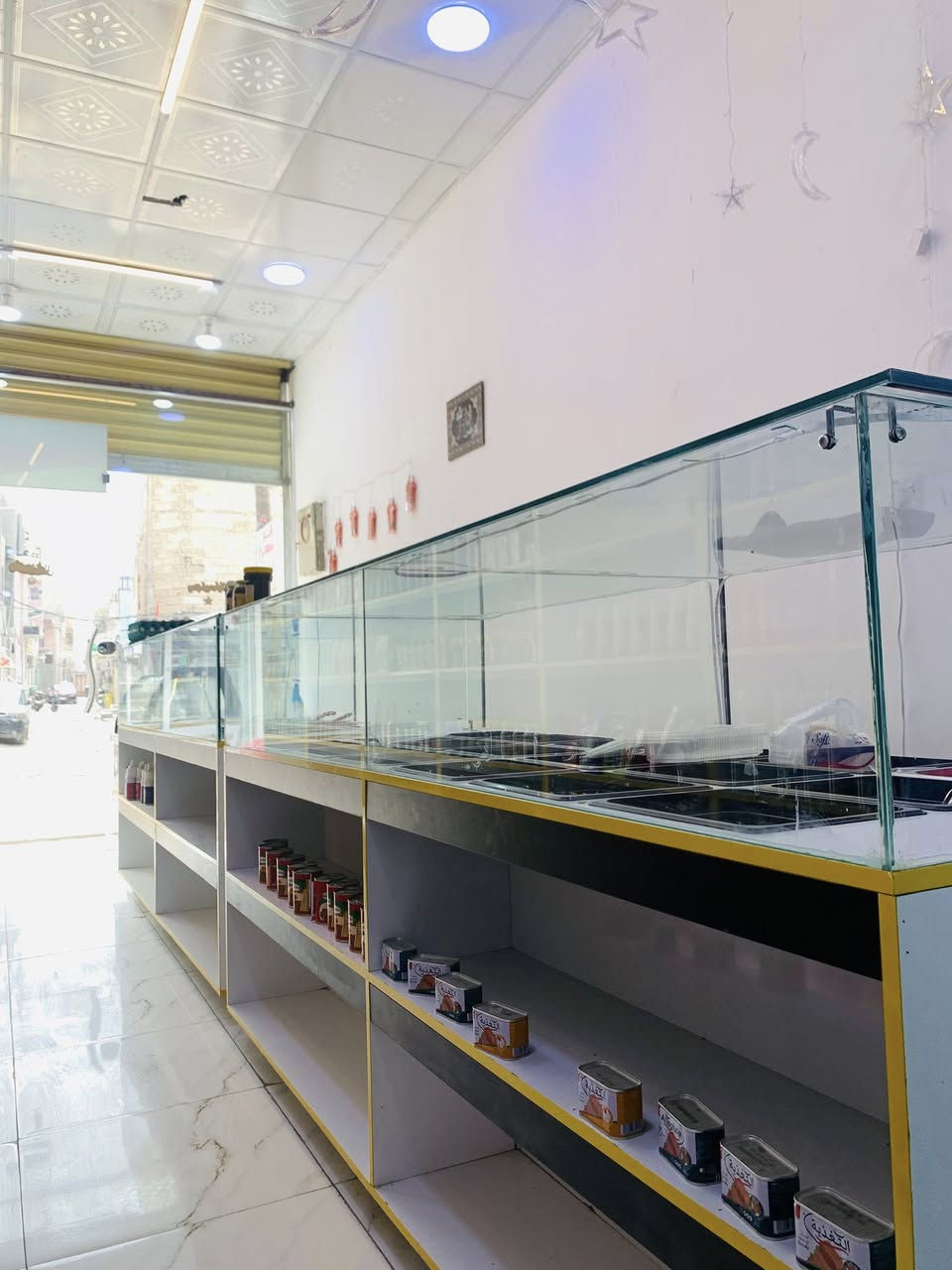 محل للبيع لعدم التفرغ مع كافه محتوياته
٣برادات عموديه ١عارضه البان وطرشي ٢فاترينه عرض سطحيه  و٦فاترينات عمودي كامل من كلشي 
للتواصل عل خاص


**إذا كنت صاحب هذا الإعلان وتريد حذفه لأي سبب، رجاءا أرسل رسالة إلى الدعم الفني**