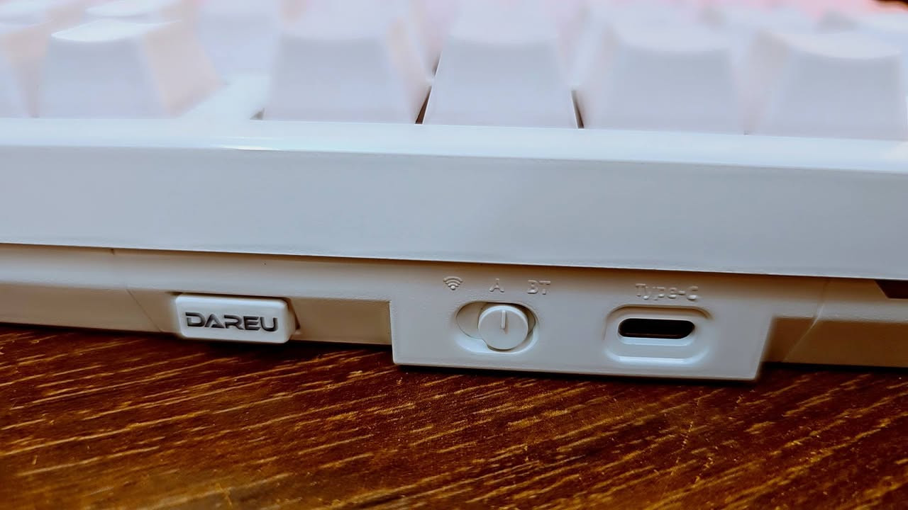 كيبورد ماركة DAREU موديل EK75 جديد غير مستخدم اللون وردي موشم بالورد احرف عامودية انارة RGB جميلة جداً ( للبيع / ادفع سعر بضمير ) متواجد فيس بوك و واتساب ***********
