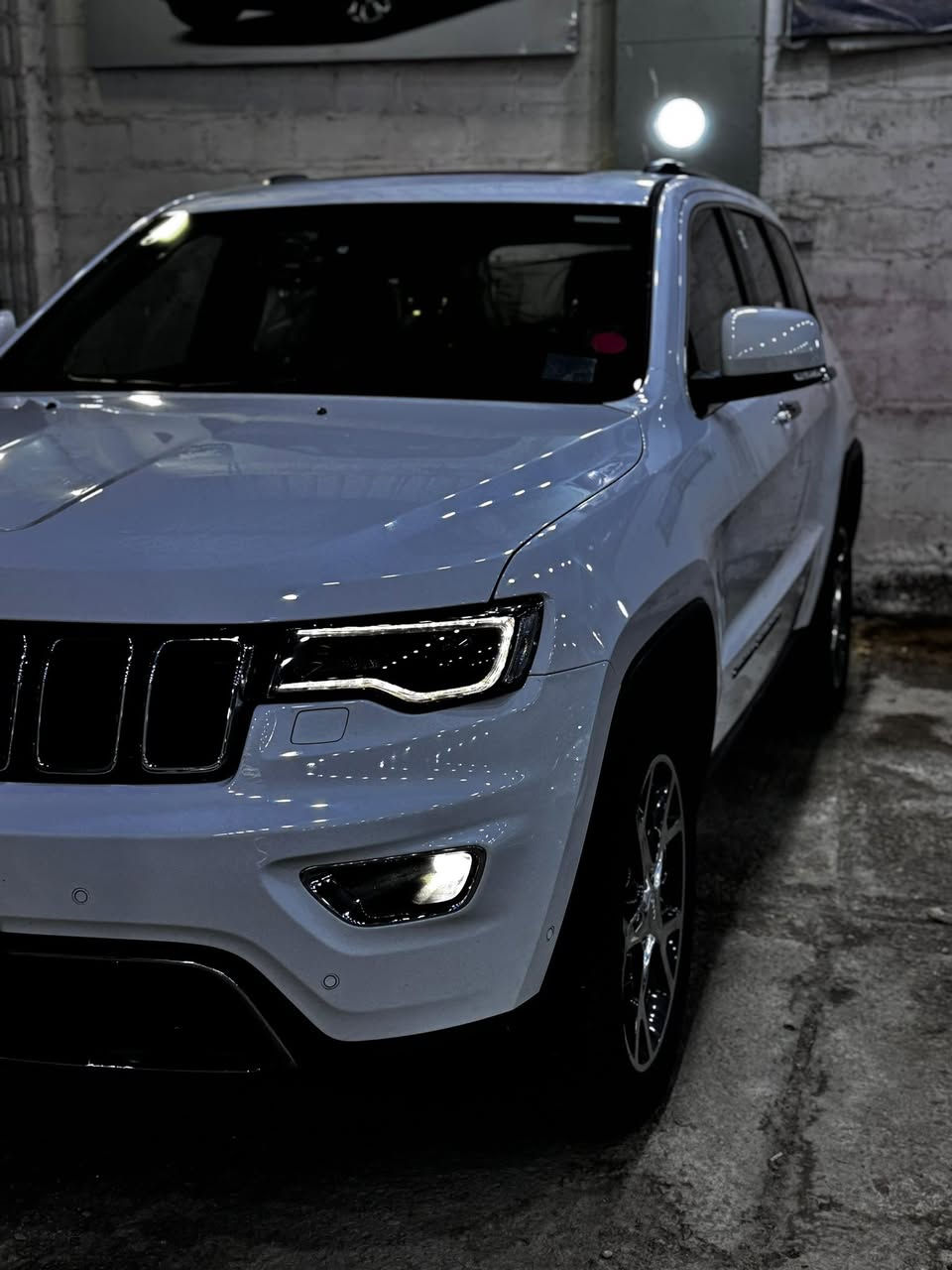 جيب كراند شيروكي(Limited Plus) 3 شاشات .
الموديل : 2020 . (خليجي) . 

العداد : 78 Km . 

المحرك : V6.  3.6L 

المواصفات :

* دفع رباعي 4x4 .

* نقطة عمياء .

* ويل قياس 20 انج . 

* بانوراما .

* شاشه كبيرة مع نفكيشن GPS .

* شاشات خلفية .

* مشغل اقراص CD . 

* ستيرن كهربائي .

* لايت مع بلوجكتر زنون .

* تشغيل عن بعد .

* صندوق كهربائي .

* داخل جلد .

* مقاعد 2 كهربائية مع ميموري .

* المقاعد الأمامية تبريد وتدفئة .

* المقاعد الخلفية تدفئة .

* حساسات أمامية وخلفية .

* كاميرا خلفية .

* بخاخ ماء على اللايت الامامي .

* مرايا جانبية قابلة للطي .

* مانع تصادم خلفي .

* نظام التشغيل والاطفاء الاوتوماتيكي ( Auto Start System ) .

* نظام بريك اوتماتيكي ( Auto Break System ) .

* ملاحظة يوجد بارد قليل + كارت

جداً قليل .  

السعر؛ 310 بيه مجال

+964 781 859 0481
