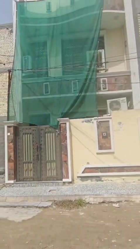 دار للبيع ملك طابو صرف مسلح مساحة 50متر يحتوي على غرفه وصالة ومطبخ وخدمات الدار طابقين 
للاستفسار واتساب ***********