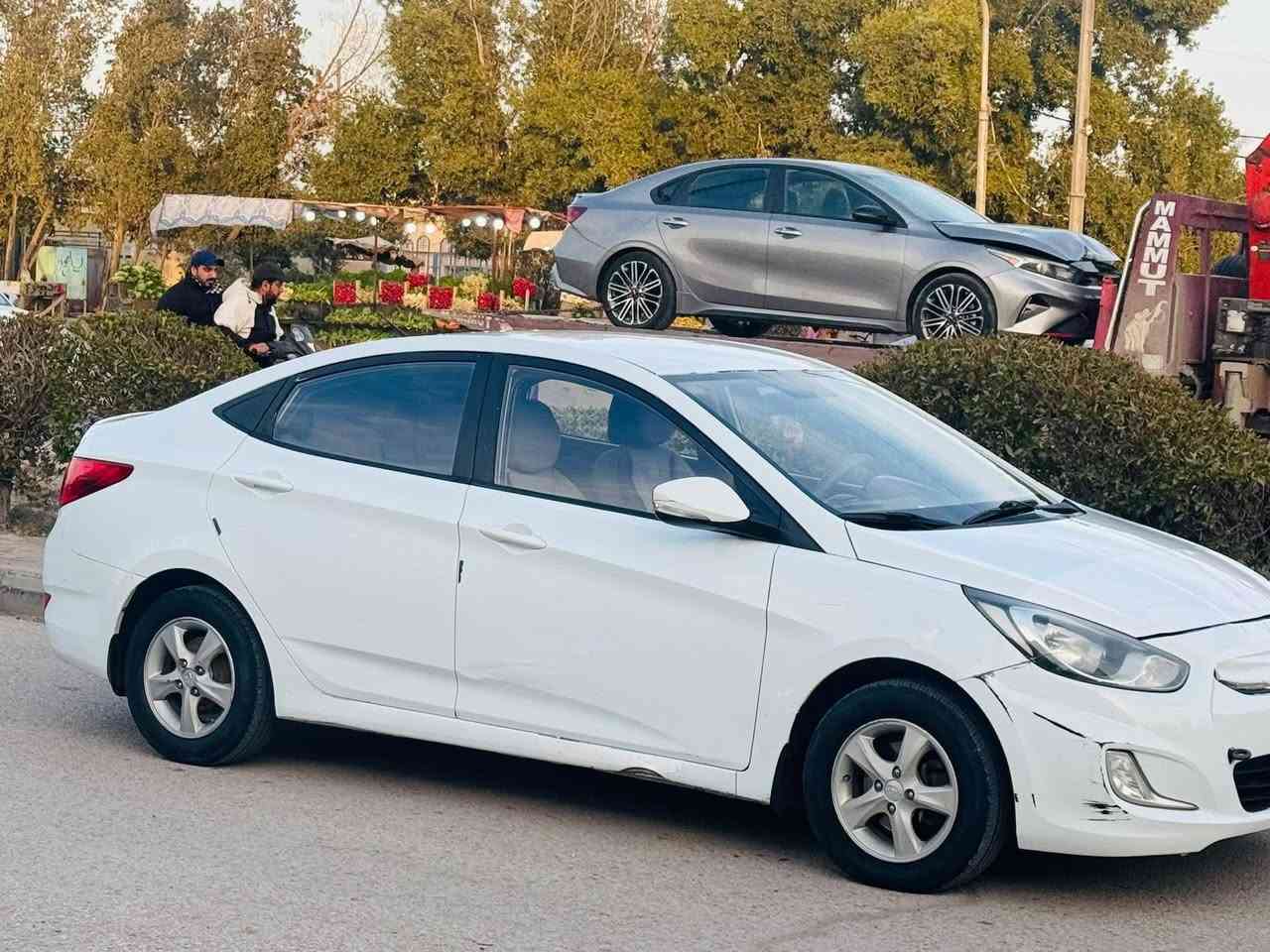 السلام عليكم سياره اكسنت 2014البيع  سياره جديده كير محرك حداديه تخم تاير كله جاهزه سياره مكفوله كفاله عامه وجديده السعر 80وبيه مجال مكان سماوه السفسار ***********
