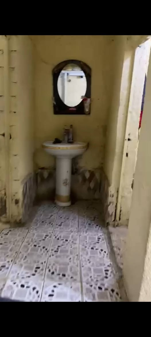 بيت بحي الحسين متكون من غرفتين وصاله ومطبخ وديوانيه ٩ أمتار البيت السعر خاص *********** ناصرية, ذي قار
