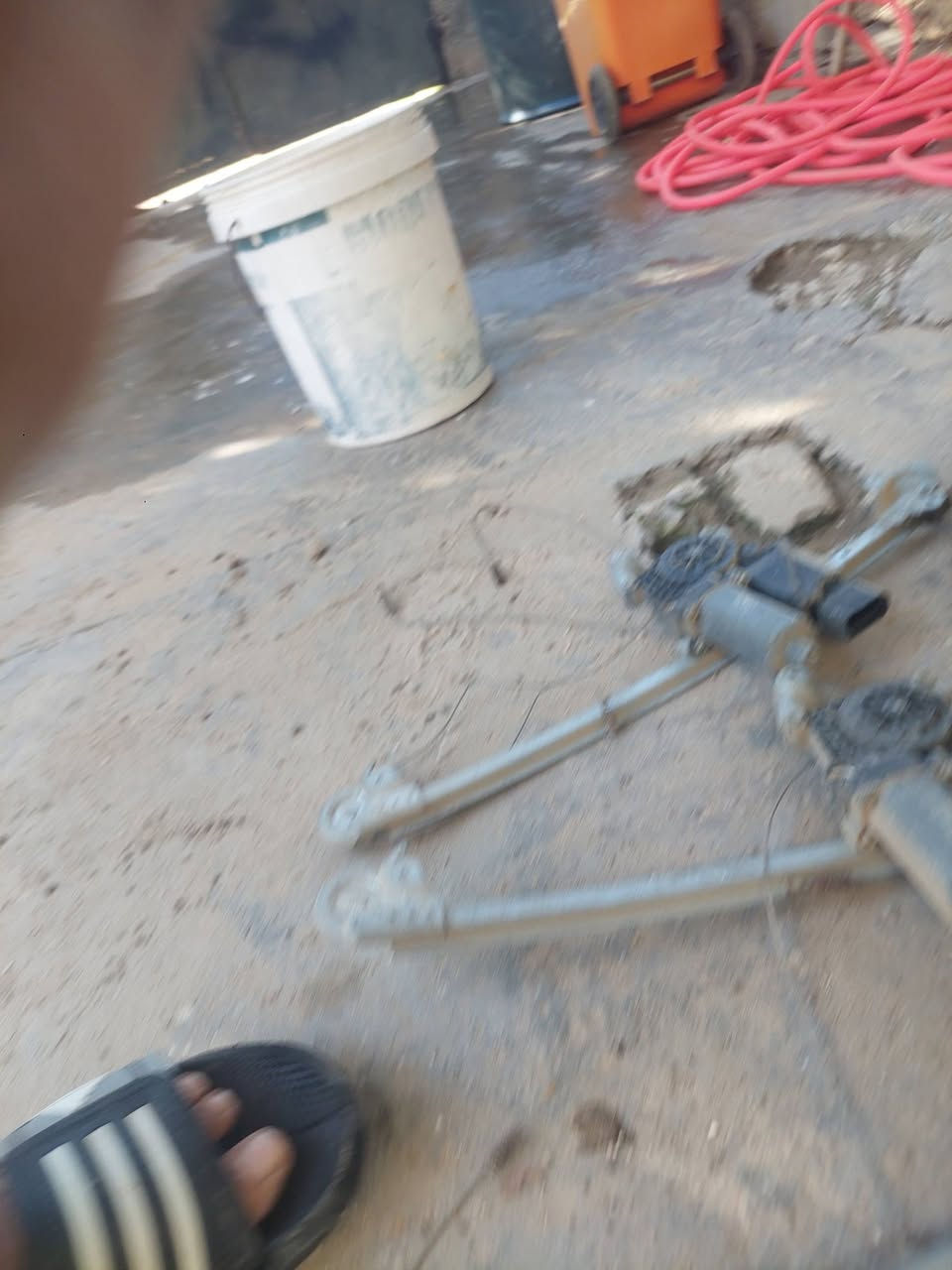 السلام عليكم غراض مارسيدس ام عيون موديل ٢٠٠٠
مازدا يمين معى يسار الجها اليمنه نضيفه كلش اي كسر مابيها والجهال اليسرى نظافتها اقل وبيها كسر بقاعدت التثبيت موضحه بصوره  تحكم  كهربائيات  وزنون بلادي غير شغال السعر ١٢٥ الف وبيهن مجال 
علامه اصليه فتح من بعيد كصه السعر ١٥الف 
ماطورات جام عدد ٣ خلفيات بلاش للطبيبن 
كارت تحكم كشن السايق شغال السعر ١٥ الف 
***********
