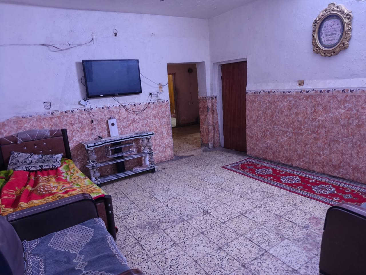 #دار_للبيع
نوع العقار طابو صرف 

العنوان_بغداد الحسينية الراشدية قرب شارع ارض الاحلام عل الشارع العام مباشرتاً الموقع تجاري

مساحه 219 متر 

يحتوي الدار على

گراج سيارة واستقبال وصاله عدد ثنين واسعات مع مطبخ وغرفتين غرف نوم وصحيات عدد٢ 

منور خارجي داير  البيت 

🔻

الطابق الثاني يحتوي عل كليدور واربع غرف نوم و بالكونه  ومطبخ وصحيات 

الدار يحتاج فقط الطابق الارضي ترميم وتلحيظ  بسيط 

للاستفسار الاتصال عل الرقم ⬇️

***********
