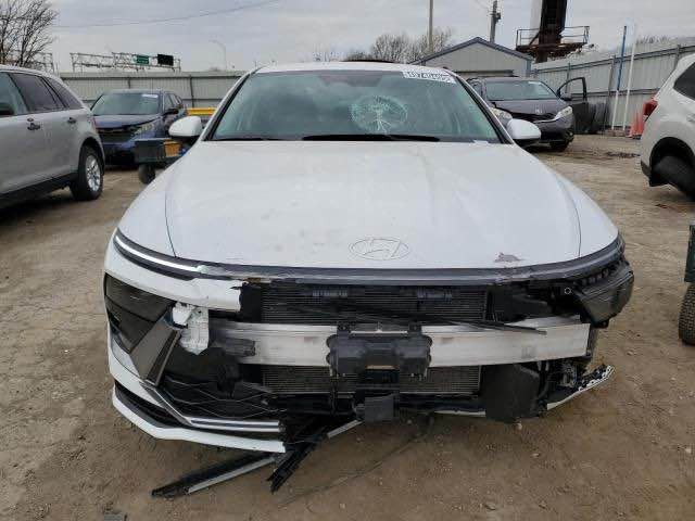 هونداي سوناتا ٢٠٢٤ فول عدا البانوراما حادثها موجود بالصور تبديل دعامية اصلية نفس اللون والبنيد pdr صار بي تكحيل وتغلف ppf السيارة مكفولة من الصبغ بدون شواصي بدون لغود بدون ايرباكات معروفة مواصفاتها رادارات ٣٦٠ درجة كامرة خلفية دوارة  كشن سايق كهرباء تدفئة سعرها ٢٠٥ مجال قليل للاستفسار 
*********** البصرة, العراق
