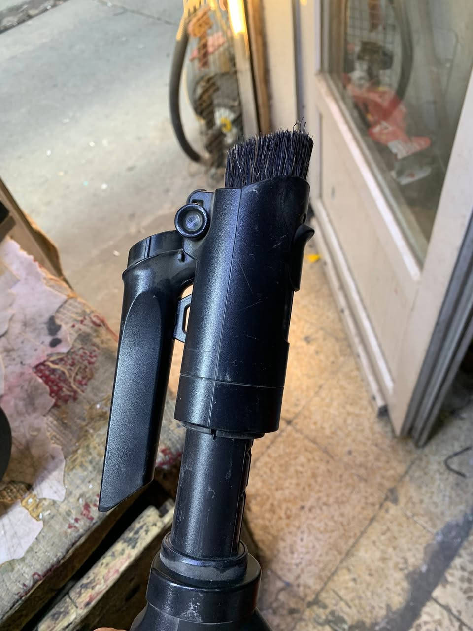 Samsung
Vacuum Cleaner
‎مكنسة سامسونج 
‎بتقنية التحكم ريموت كونترول من خلال المقبض  
‎موشن سينك (Samsung Motion Sync) باللونين الأحمر والأسود، تتميز بتصميم علبة لسهولة الحركة.
‎تستخدم تقنية (CycloneForce multi) لضمان شفط قوي ودائم من خلال حجرات متعددة داخلية.
‎تحتوي على حاوية غبار بسعة 2 لتر
نظافة 90‎%‎
متعددة السرعات بالتحكم بالريموت كونترول من خلال المقبض
السعر خاص 
علما سعرها بالموقع هو 119€


**إذا كنت صاحب هذا الإعلان وتريد حذفه لأي سبب، رجاءا أرسل رسالة إلى الدعم الفني**