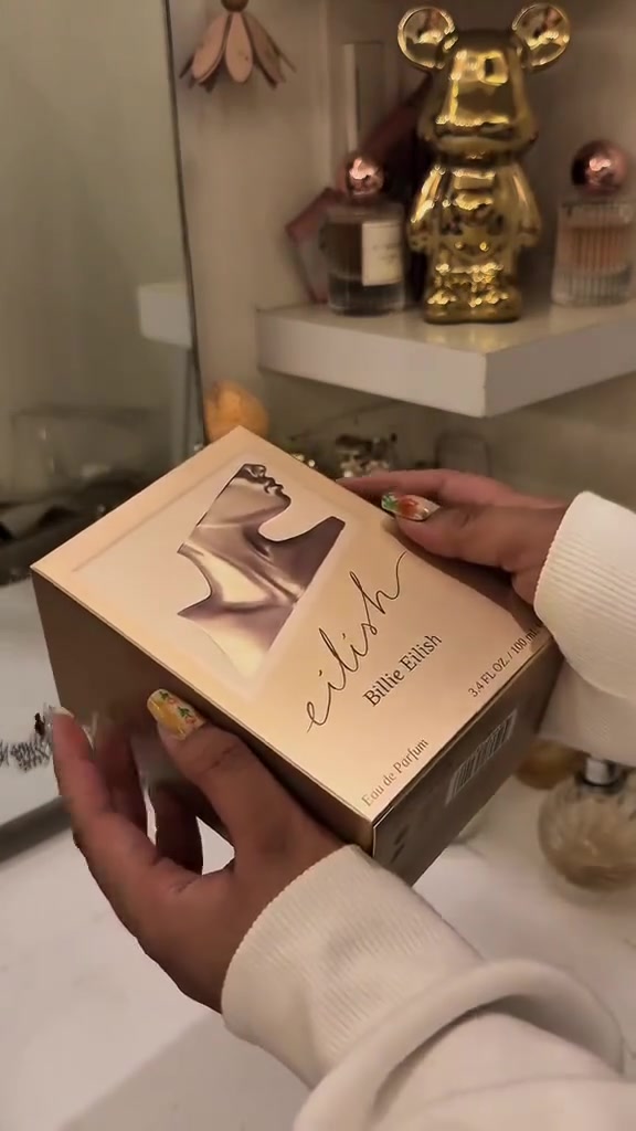 يتوفر عطر بيلي آيليش الأصلي ⭐⭐⭐⭐
إفتتاحية العطر السكر, التوت الأحمر و الماندرين (اليوسفي); قلب العطر الفانيليا, الكاكاو, رائحه التوابل و الورد; قاعدة العطر تتكون من حبوب التونكا, العنبر, المسك و الأخشاب.

الباركود : 608940582206

لا نتعامل بالتقليد 🚫


**إذا كنت صاحب هذا الإعلان وتريد حذفه لأي سبب، رجاءا أرسل رسالة إلى الدعم الفني**