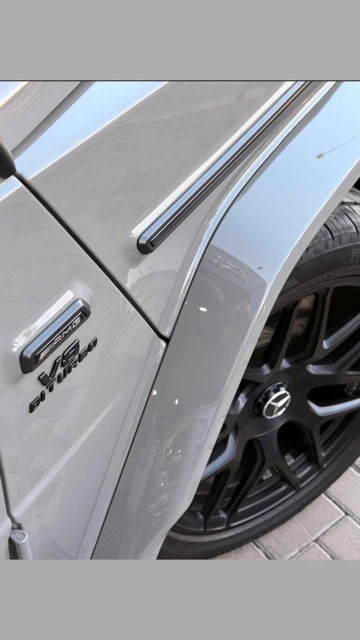 ‏2022  63 Mercedes-Benz G-Class 
 جي كلاس سمنتي 2022 فئه 63 اصل الماني
ضمان دولي  بصمتين مغلفه PPF رقم بغداد 
كفاله عامه من كلشي فول مواصفات 🩵

المواصفات 1/1 
بصمه 
سلايد 
جلد 
كراسي كهرباء
كراسي مساج 
رادار حساسات 
عدد كامرات 5 
عداد المشي 41 km 
الى اخر معروفه مواصفات G
--------------------------------------
موقع السياره بغداد كفاله عامه من كلشي وبيها سونار 
مغلفه PPF ضمان وجديده جدا رقم بغداد الجناي فقط
الرقم : ***********
